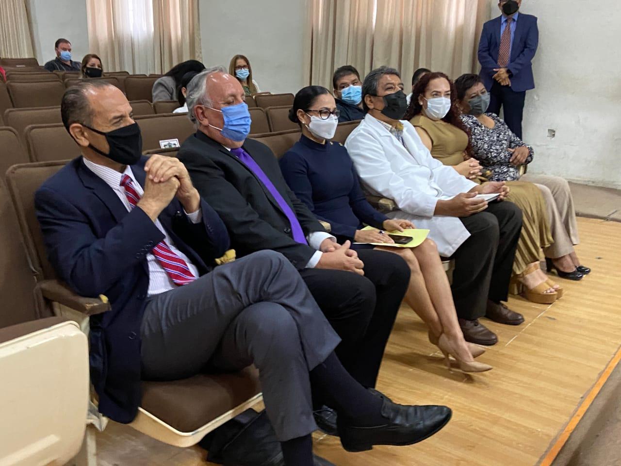 Representantes de la Secretaría de Salud, del municipio de Montemorelos y de la UM, en el evento de certificación "Municipio Promotor de Salud".