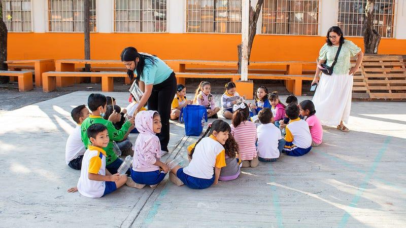 Durante sus prácticas, las futuras docentes demostraron empatía, vocación y compromiso al atender las distintas necesidades de aprendizaje en el aula. Fotografía por: Universidad de Montemorelos / Lisandra Vicente.