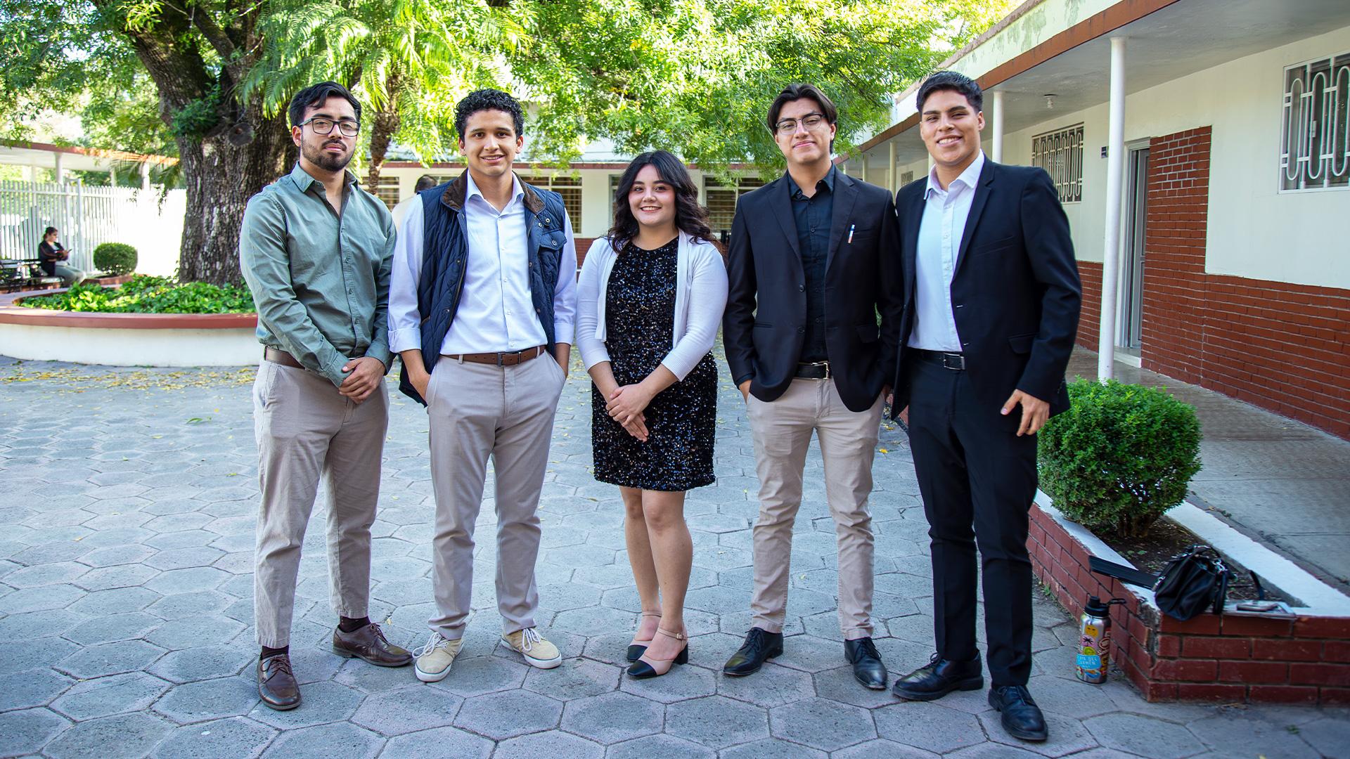 De Izquierda a derecha, Rubén Nava, Franco Gonzáles ( ambos de Contaduría Pública), Dafne Martínez (Administración y Negocios Internacionales) y Zimry Hernández (Contaduría Pública) y Francisco Muñoz (Administración y Negocios Internacionales). Fotografía por: Universidad de Montemorelos / Lisandra Vicente.