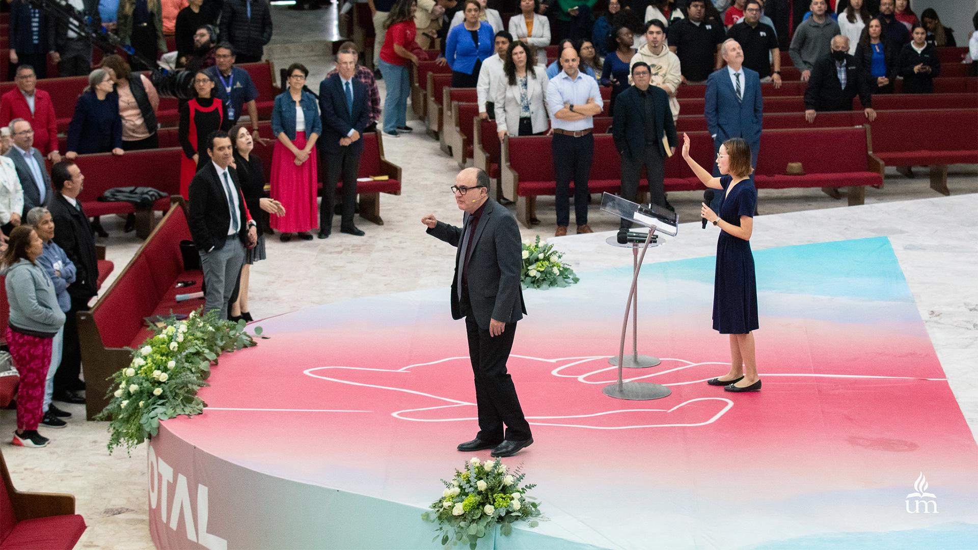 Plataforma que se utilizó en la Semana De Oración títulada confianza TOTAL. Fotografía por: Universidad de Montemorelos.