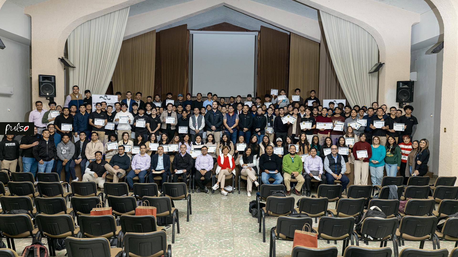 Alumnos, docentes e invitados de las empresas que participaron en el Hackathón FiITEC 2025. Fotografía por: Universidad de Montemorelos / Ceila García.