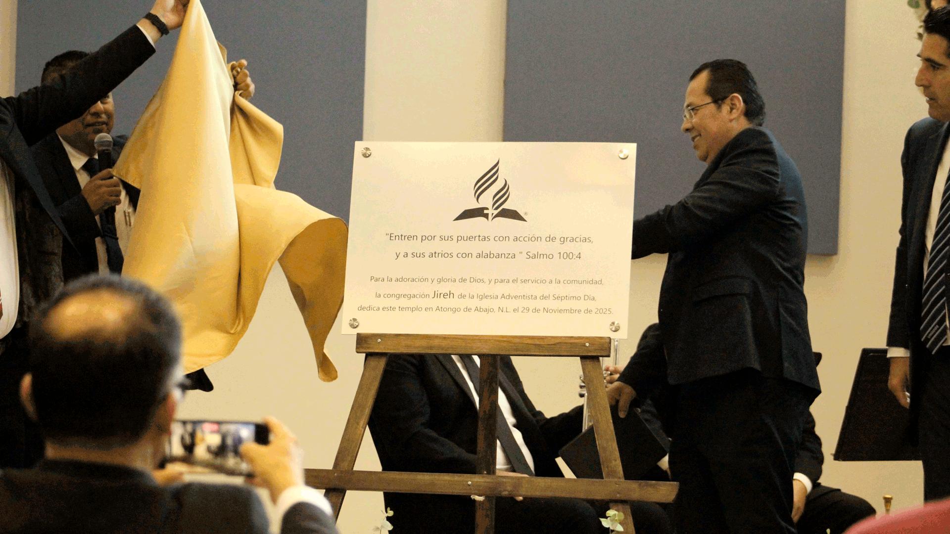 Develación de la placa por los administradores de la Adventistas del Noreste. Fotografía cortesía de la&nbsp;Adventistas del Noreste.