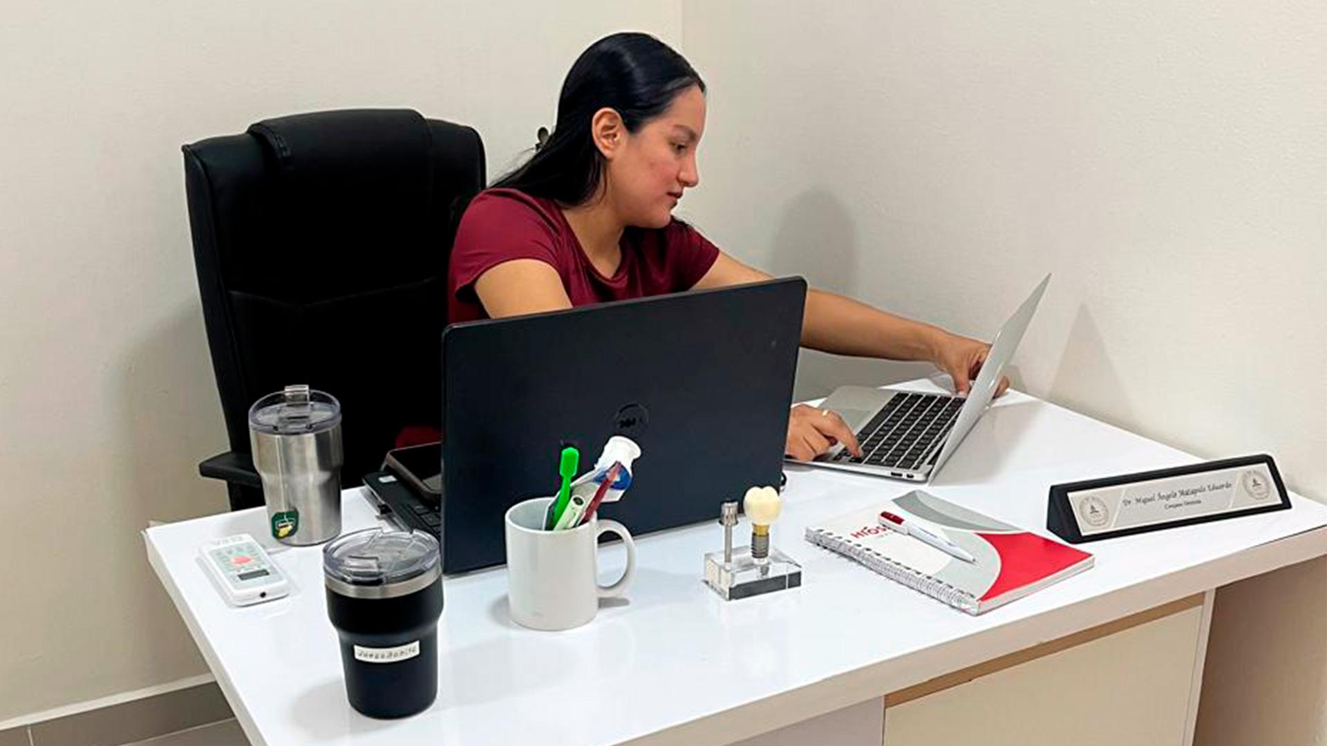 Sara, se encarga de realizar las actualizaciones y de brindar soporte tecnológico a los equipos, incluyendo computadoras y la red.&nbsp;Fotografía cortesía de Casimiro Andrade, periodista de la Rádio Adventus.