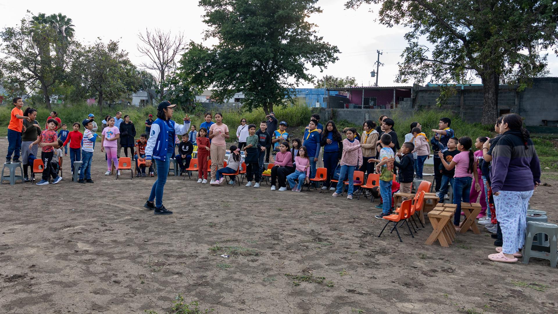 Grupo de voluntarios - entre ellos empleados y alumnos de la UM- llevan a cabo una de las dinámicas de la escuela sabatina con niños de la colonia Infonavit, fraccionamiento Los Nogales - un sábado de 2025. Fotografía por: Universidad de Montemorelos / Salma Ruiz.
