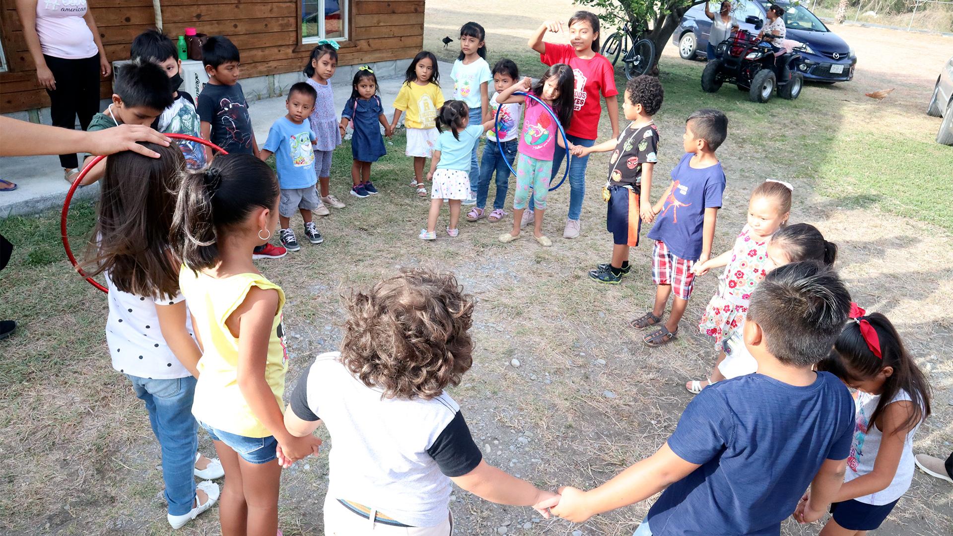 Niños de la colonia Azahares participan de las dinámicas que lleva el grupo de voluntarios de la iglesia, un sábado de 2025. Fotografía cortesía de Misael Castro.