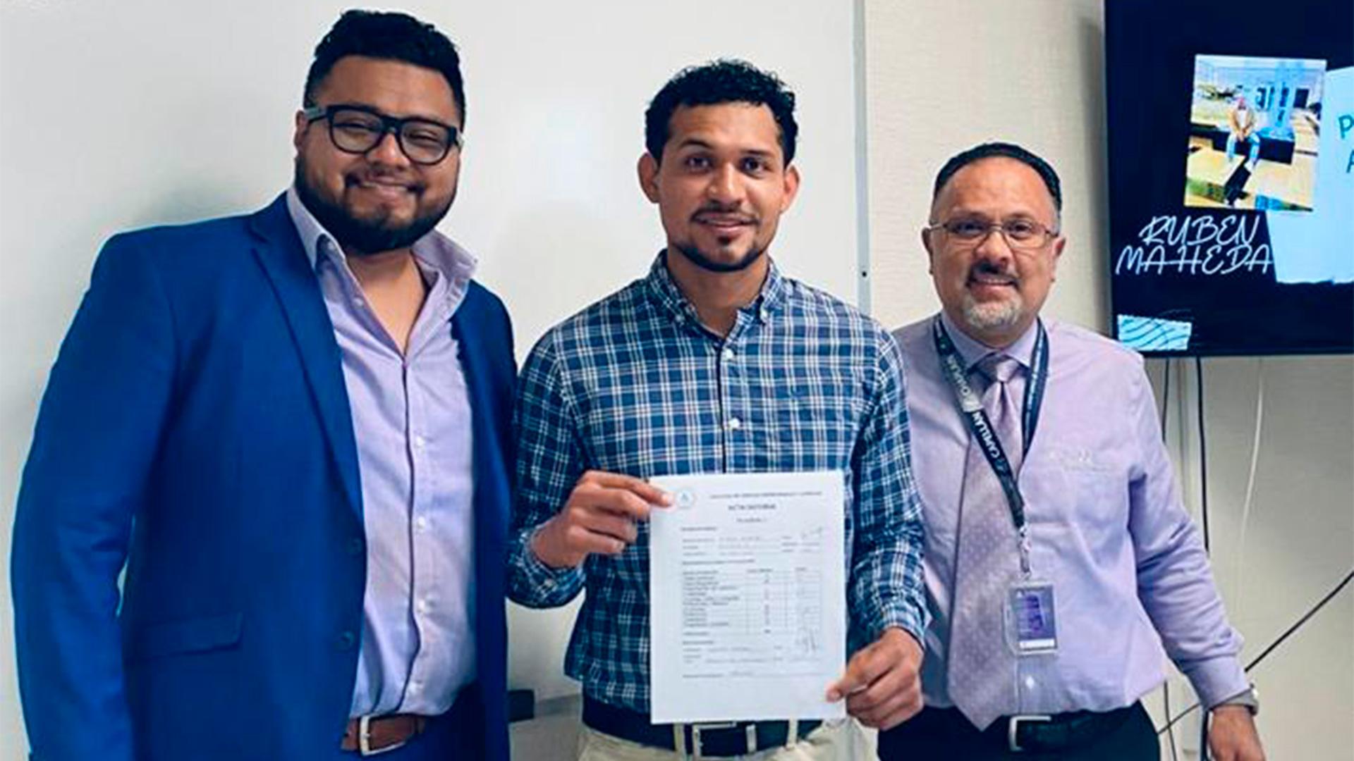 Rubén presentando su&nbsp;Portafolio Profesional, junto a los Maestros Fernando Martínez (derecha)&nbsp; y Nelson Díaz (izquierda).&nbsp;Fotografía cortesía de Rubén Maheda.