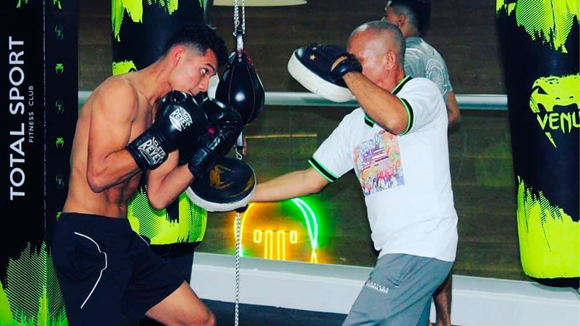 Rubén practicando con su entrenador Adrián Núñez Ponce. Fotografía cortesía de Rubén Maheda.
