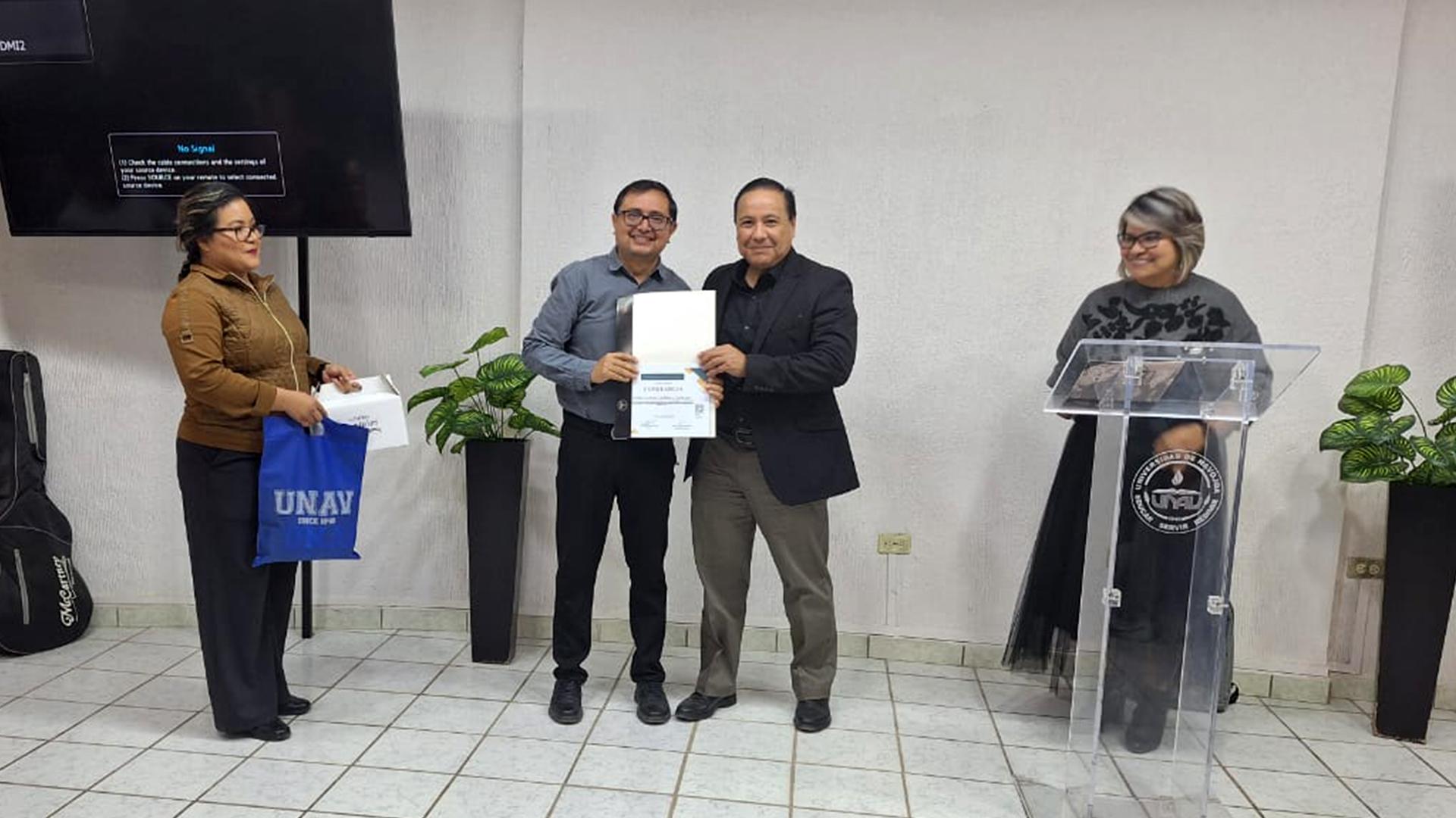 Administradores de la Universidad de Navojoa entregan un reconocimiento al Ing. Daniel Gutiérrez por compartir su experiencia y conocimientos en el taller de evaluación didáctica en tiempos de la inteligencia artificial. Fotografía cortesía de Daniel Gutiérrez.