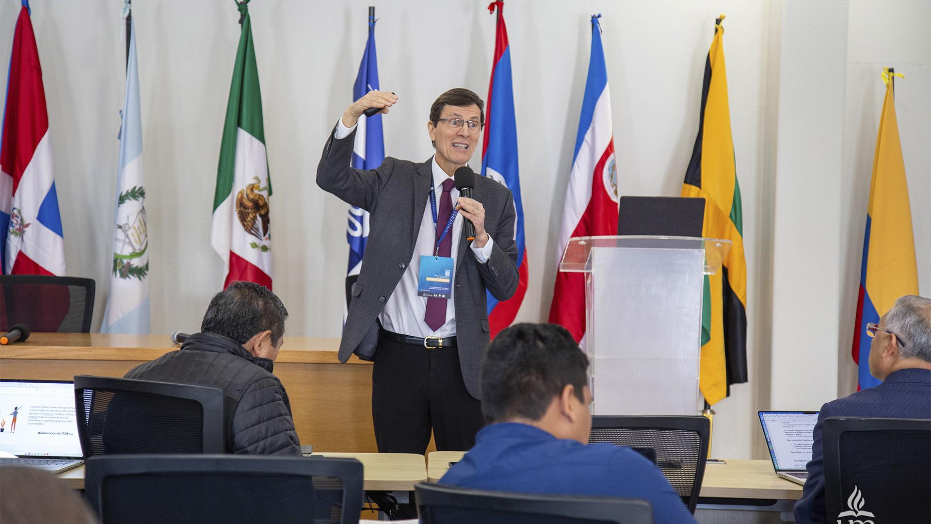 El Ptr. Mario Martinelli, director de Publicaciones para la Conferencia General, participó como uno de los oradores invitados del evento.&nbsp;Fotografía por: Universidad de Montemorelos / Lisandra Vicente.
