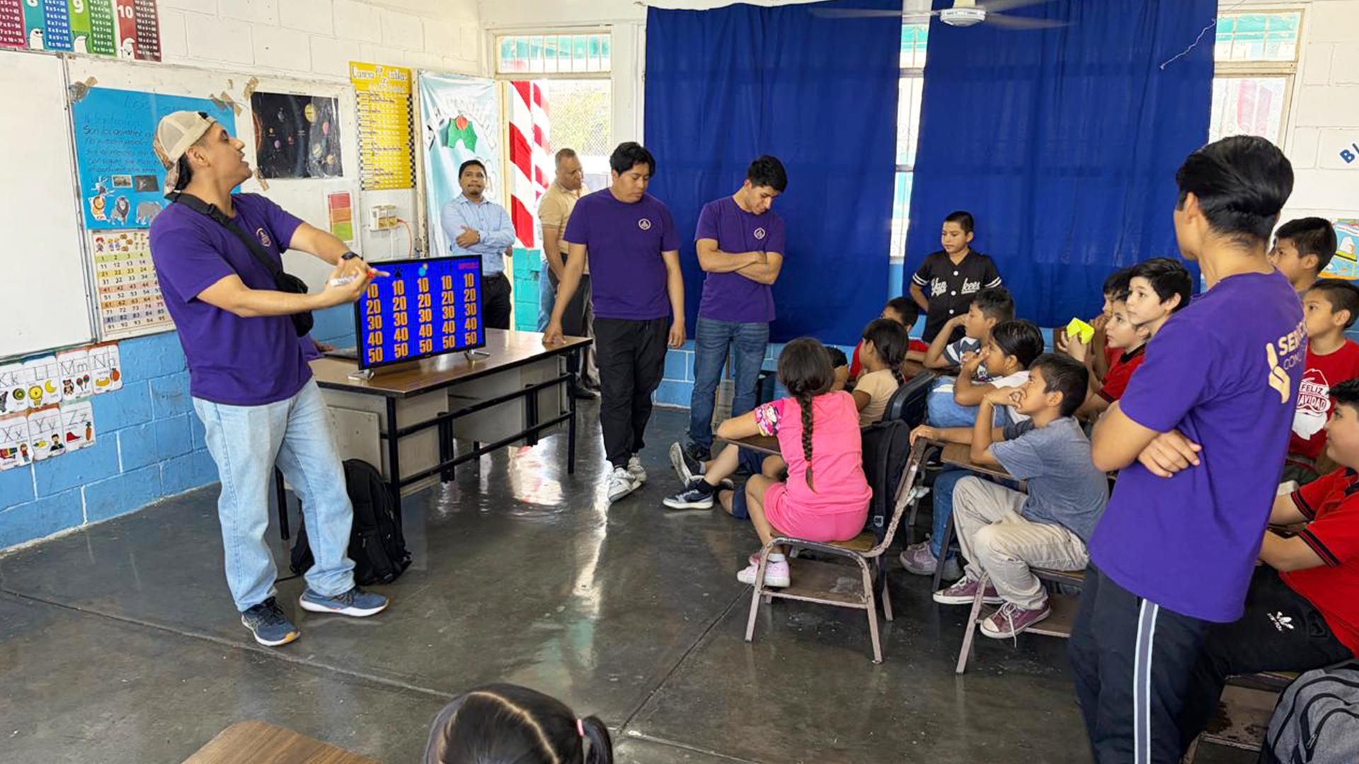 Estudiantes de la FITEC desarrollan y presentan diversas actividades educativas y recreativas dirigidas a 128 niñas y niños, promoviendo el aprendizaje y la convivencia. Fotografía por: Universidad de Montemorelos / Lisandra Vicente.