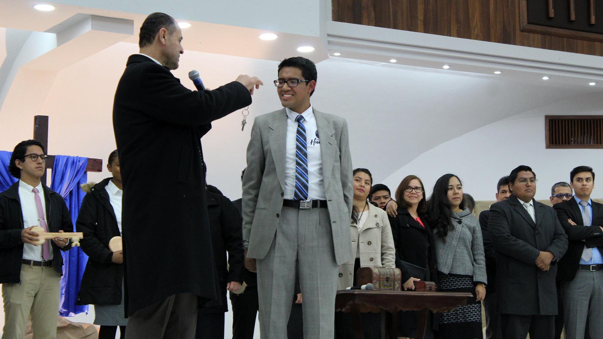 Isaí Ramírez, egresado de la Licenciatura en Medicina y “Rector del Mañana” 2019, recibe simbólicamente las llaves de la Universidad de Montemorelos de manos del Dr. Ismael Castillo, rector de la UM. Fotografía por: Universidad de Montemorelos.