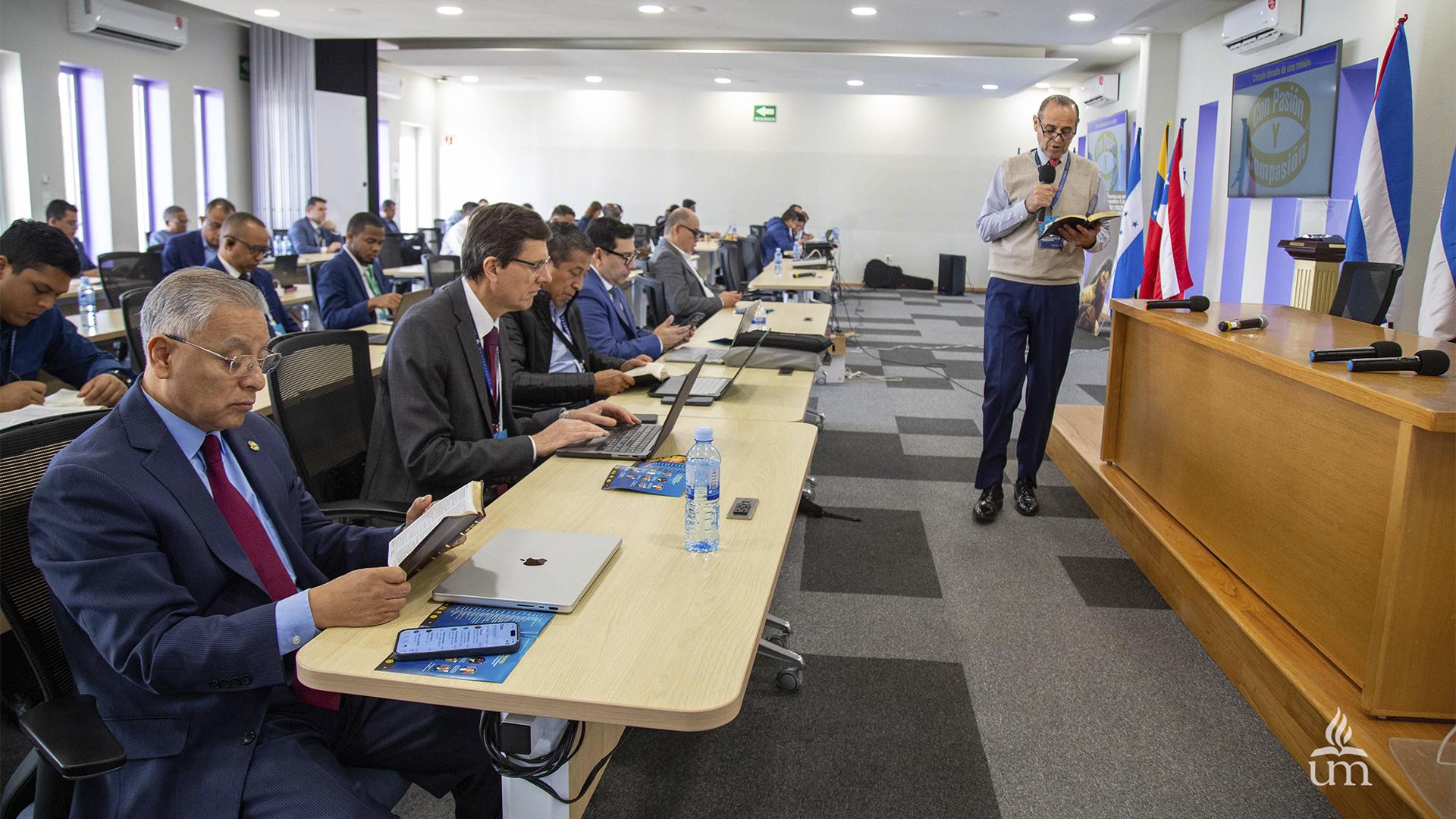 El Dr. Ismael Castillo, rector de la institución, fue el encargado de compartir la meditación en el devocional del segundo día de la cumbre. Fotografía por: Universidad de Montemorelos / Lisandra Vicente.