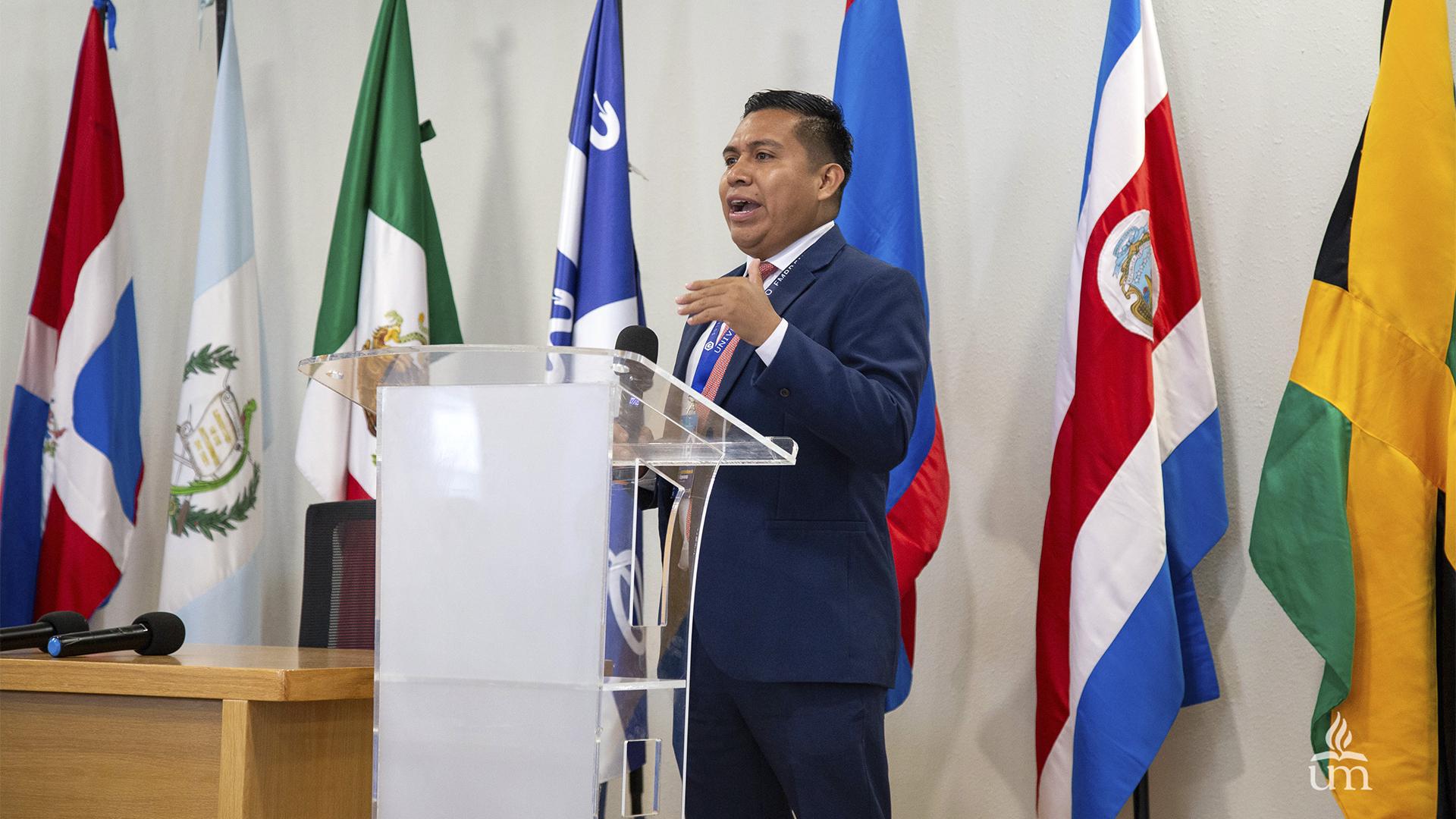 El Ptr. Abdiel Juárez, director de EmprendUM en la Universidad de Montemorelos, presentó el significado y la marca del programa de colportaje universitario EmprendUM, que se originó en la UM. Fotografía por: Universidad de Montemorelos / Lisandra Vicente.