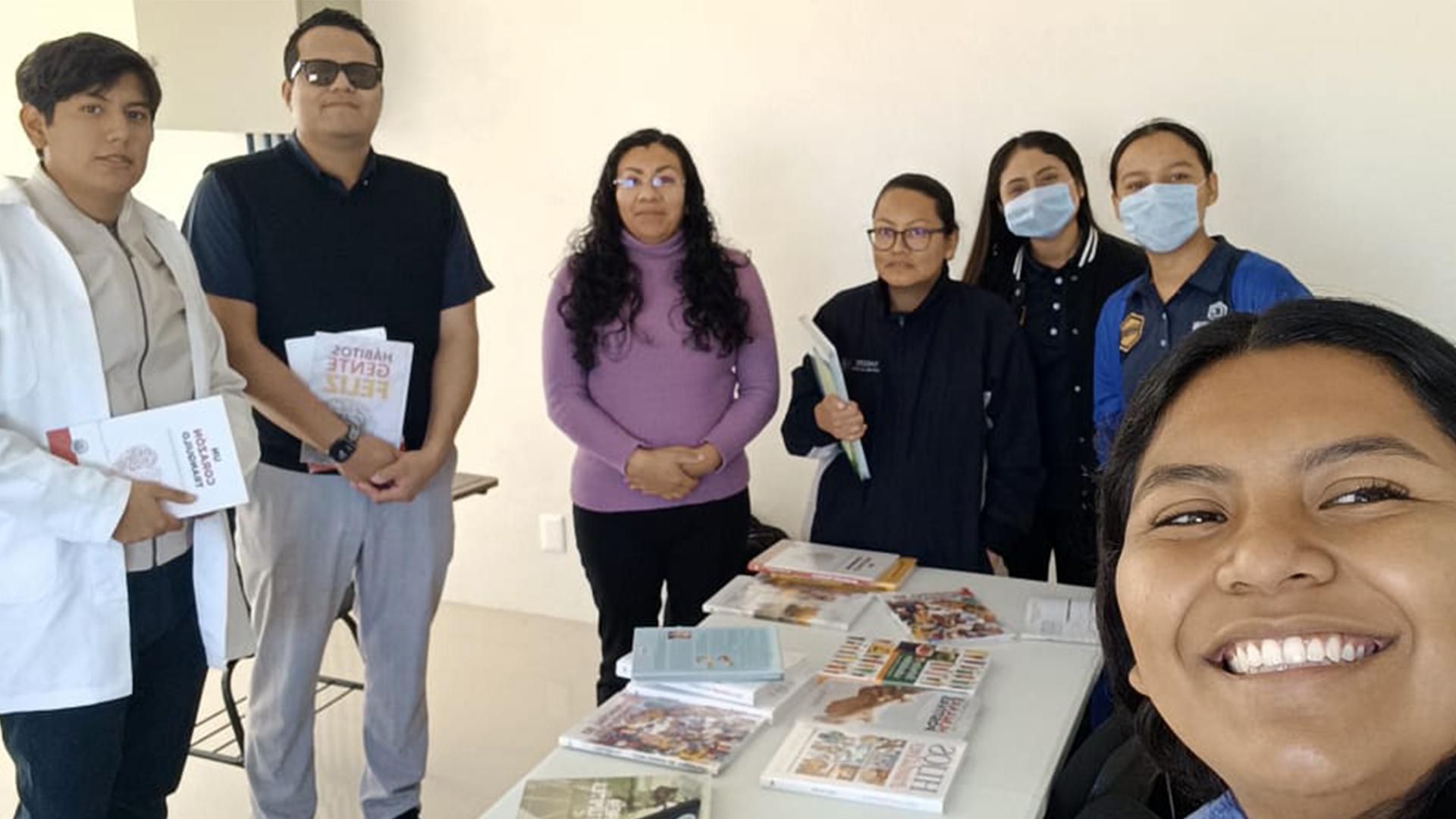 Alumnas de la UM presentan materiales impresos al personal del Instituto Mexicano del Seguro Social de Mitla, Oaxaca, en la campaña de colportaje invierno 2025. Fotografía cortesía de Hannia Donette.