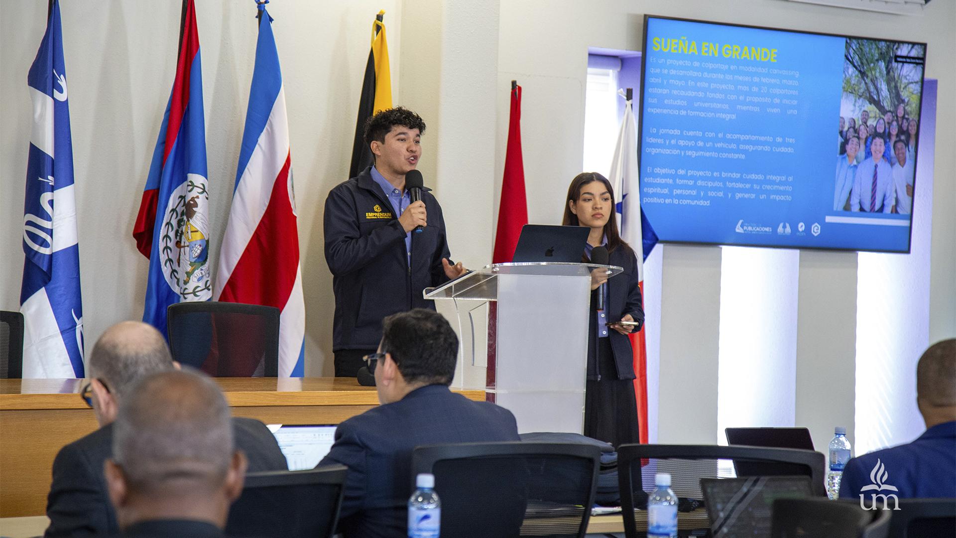 Como parte del programa de la cumbre, alumnos de la UM, presentaron diferentes proyectos que se desarrollan como parte del programa EmprendUM. En la fotografía, Luis Tapia, alumno de Enfermería, y Ximena Rodríguez, estudiante de Educación Primaria presentan el proyecto Canvassing Monterrey. Fotografía por: Universidad de Montemorelos / Lisandra Vicente.