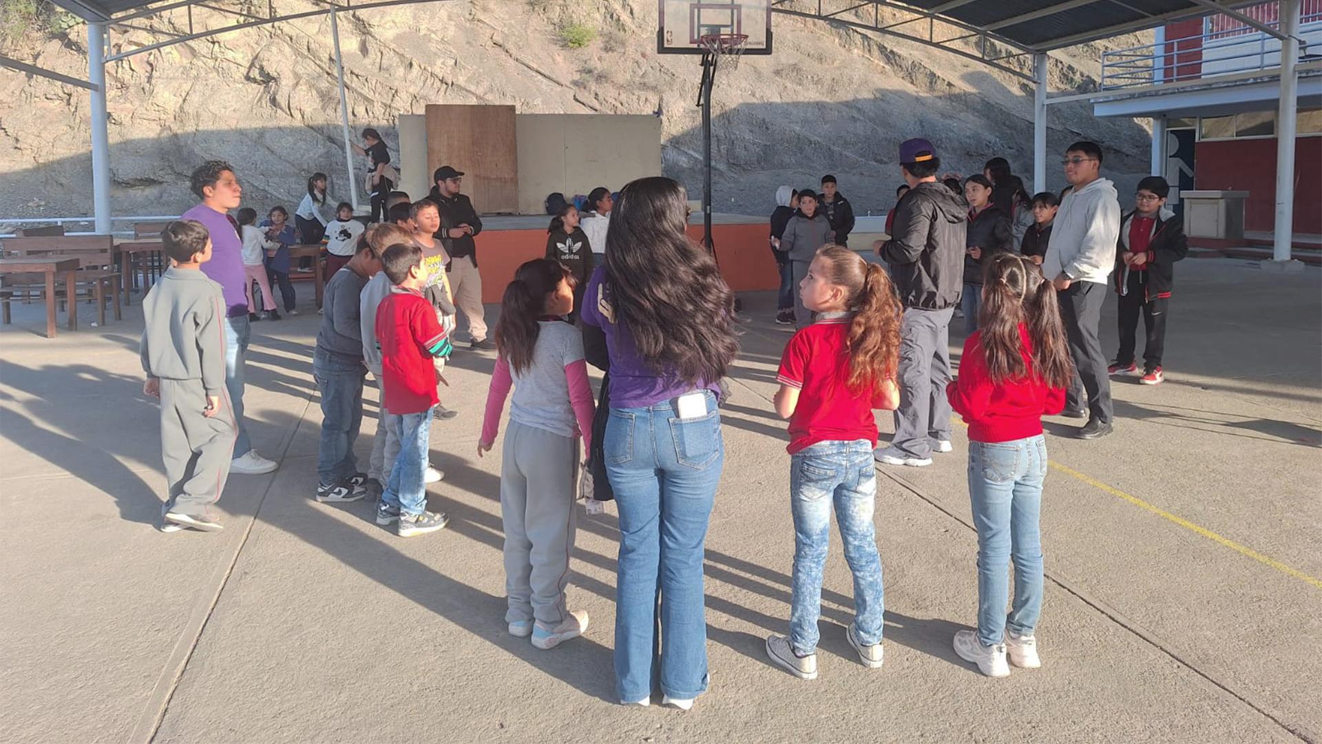 Los niños participan de las diversas dinámicas organizadas por los estudiantes de Teología. Fotografía cortesía de Héctor Armenta.