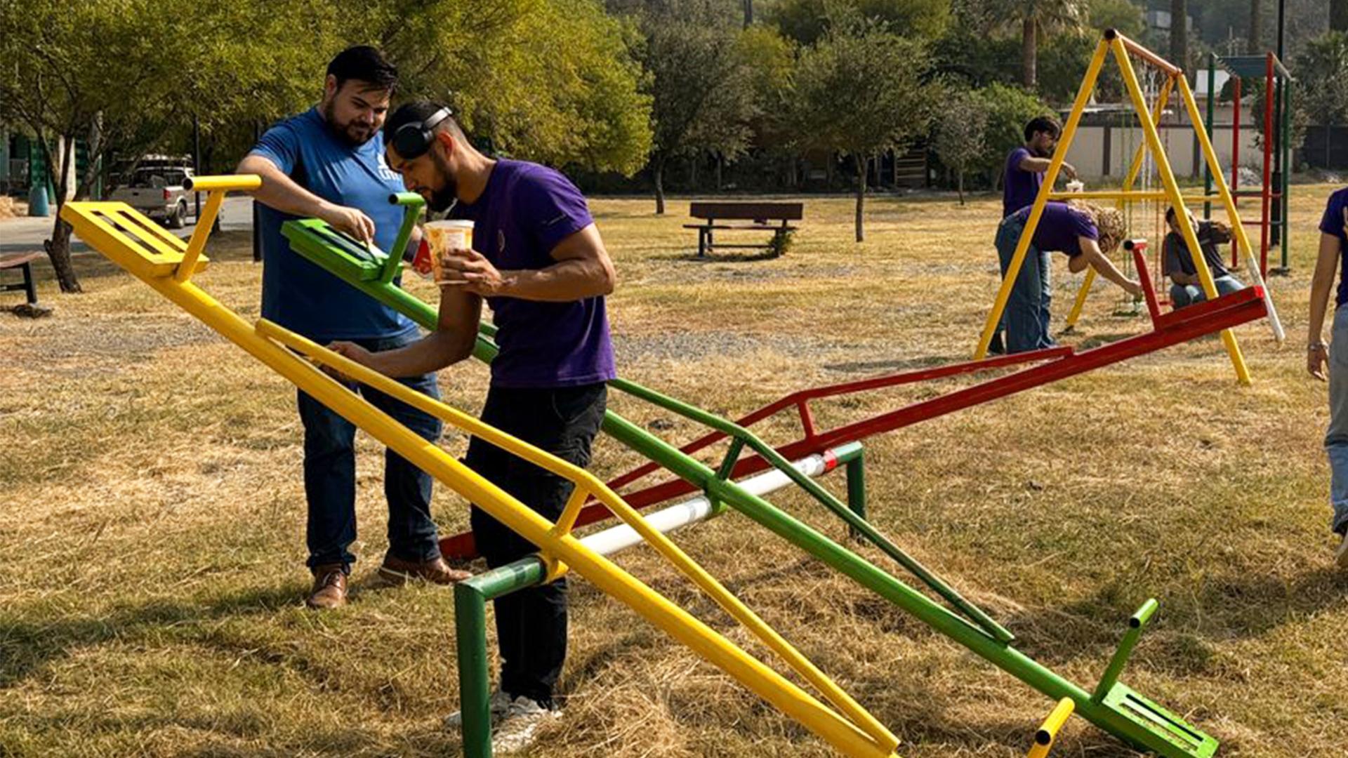Alumnos y empleados realizando labores de embellecimiento en la colonia Bugambilias. Fotografía cortesía de UPS.