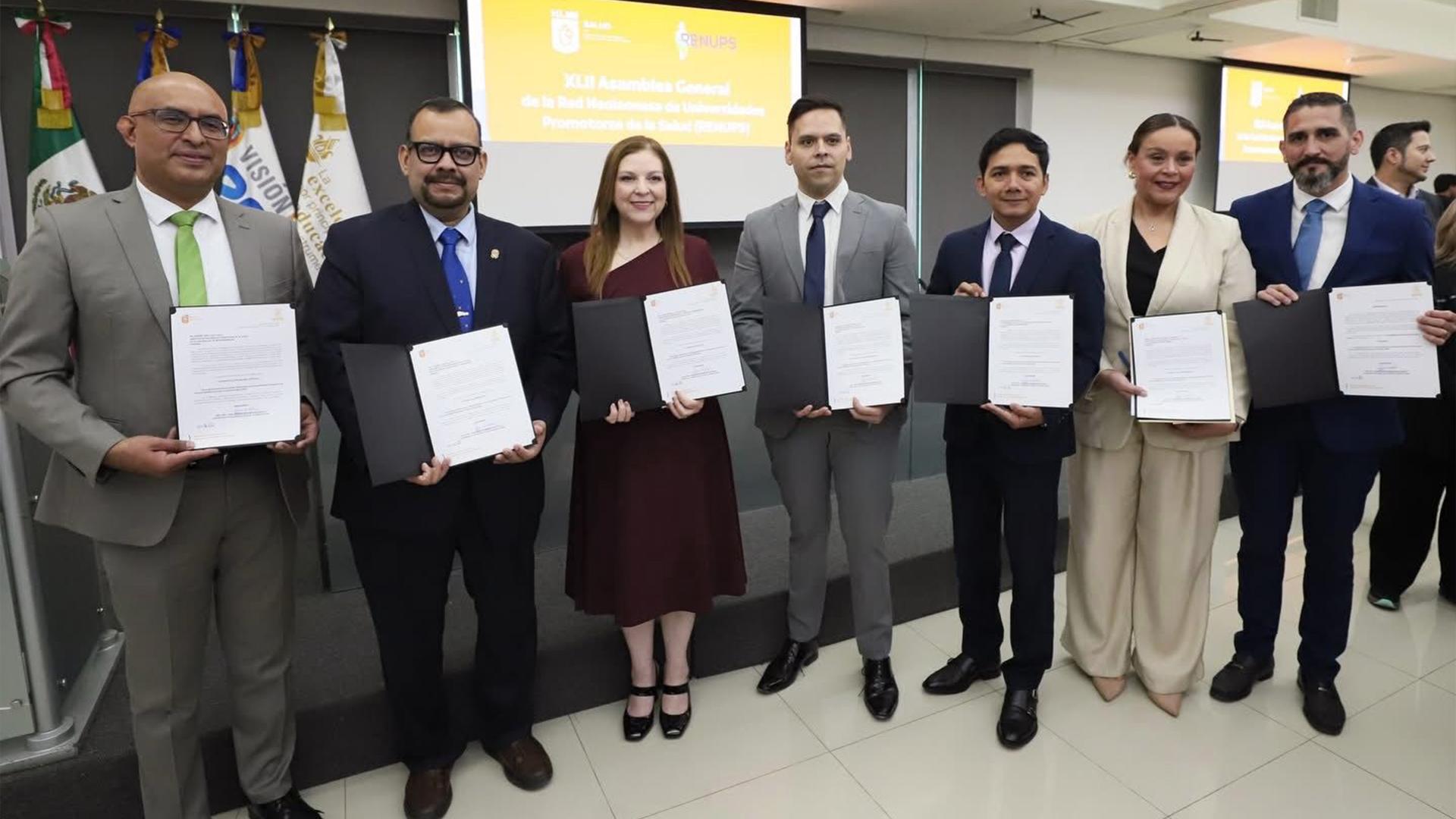 Parte del equipo que estará al frente de la&nbsp; Red Neoleonesa de Universidades Promotoras de la Salud por los próximos dos años. Fotografía cortesía de Universidad Promotora de la Salud UM.