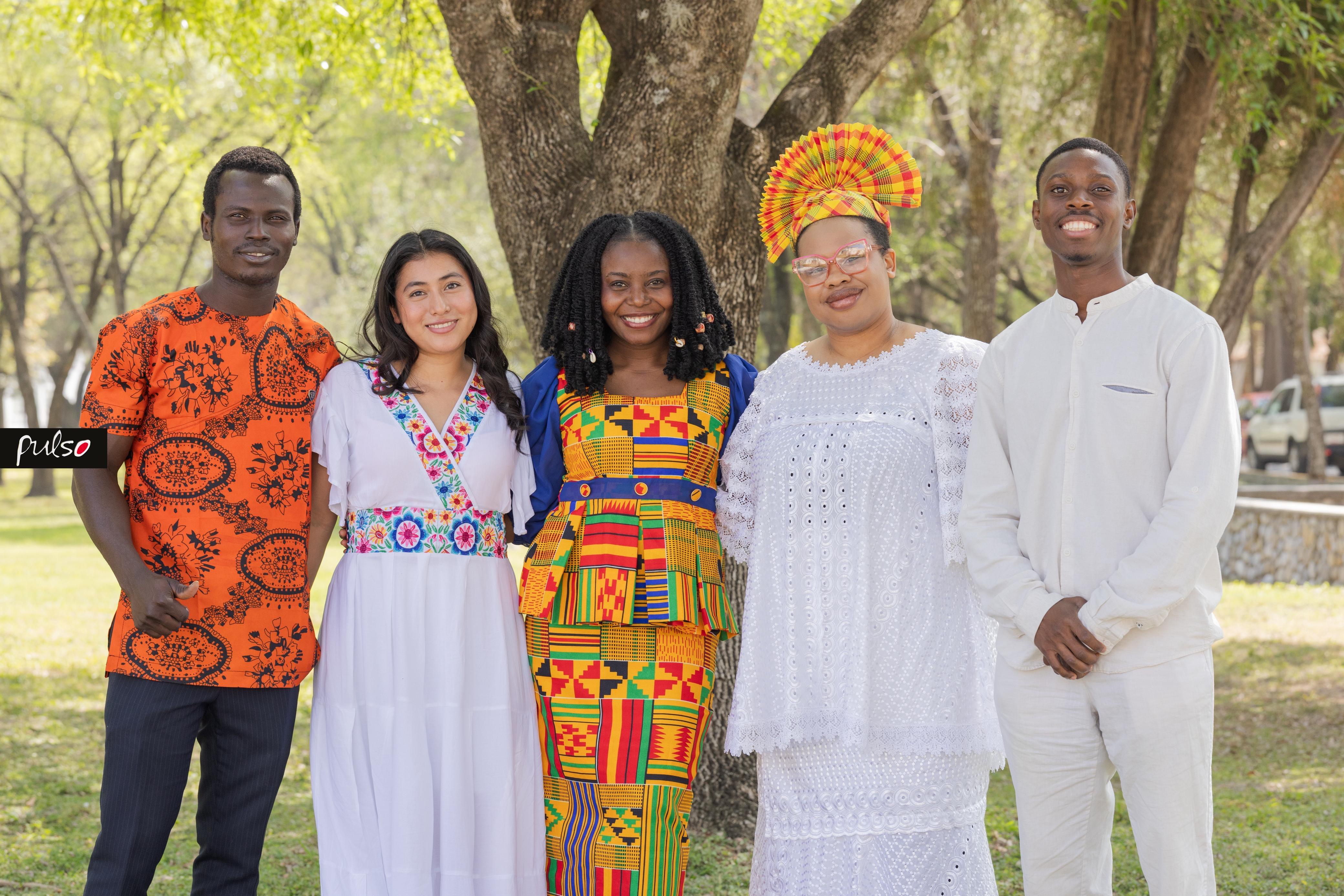 Alumnos de la Universidad vistiendo diferentes trajes típicos de sus países de origen, lo que es tradición en cada Festival de Misiones. Fotografía por: Universidad de Montemorelos /&nbsp;Christopher Castellanos.