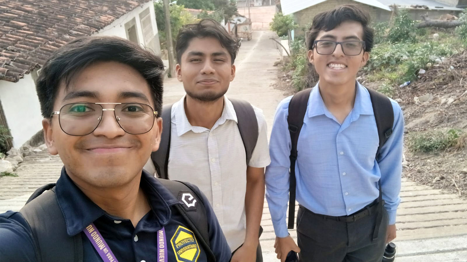 En la fotografía, Kevin junto a compañeros de colportaje en el estado de Chiapas, en diciembre de 2025. Fotografía cortesía de Kevin Zavala.