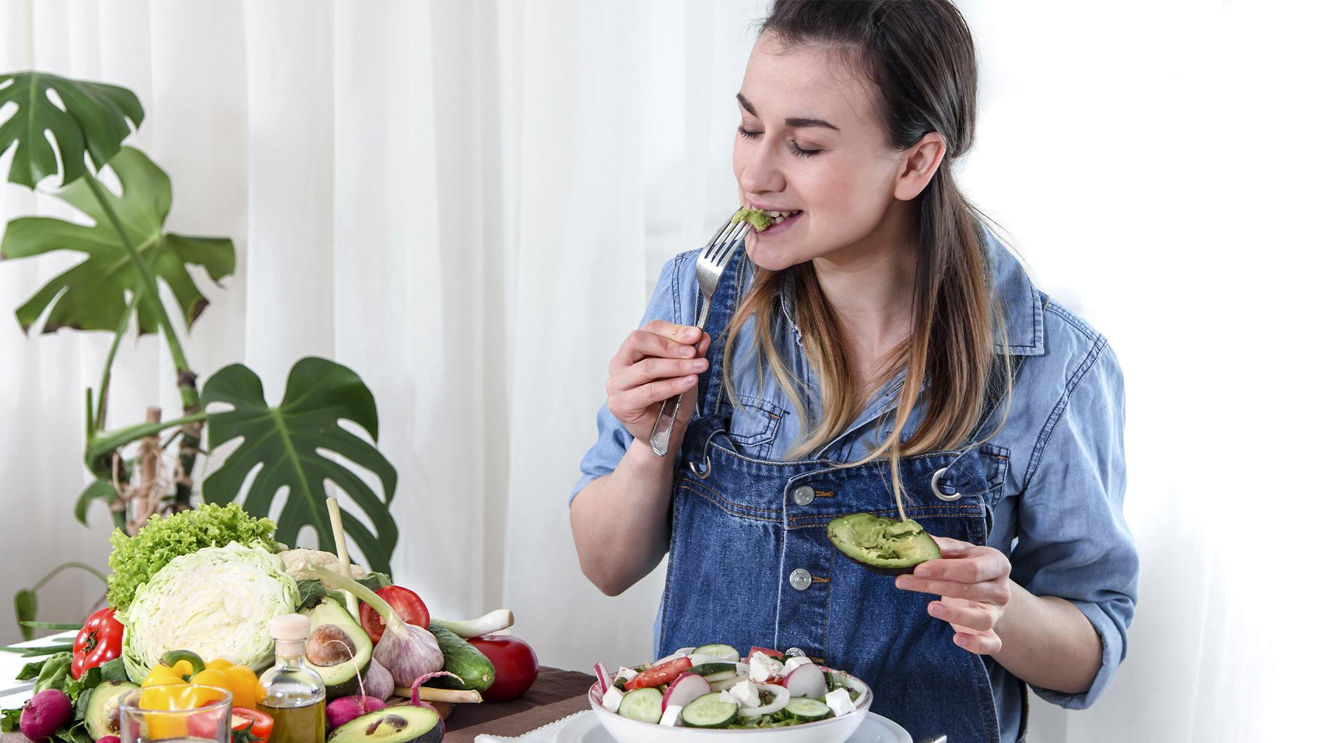 Portada de Qué comer para dormir mejor y por qué una dieta basada en plantas puede ayudarte