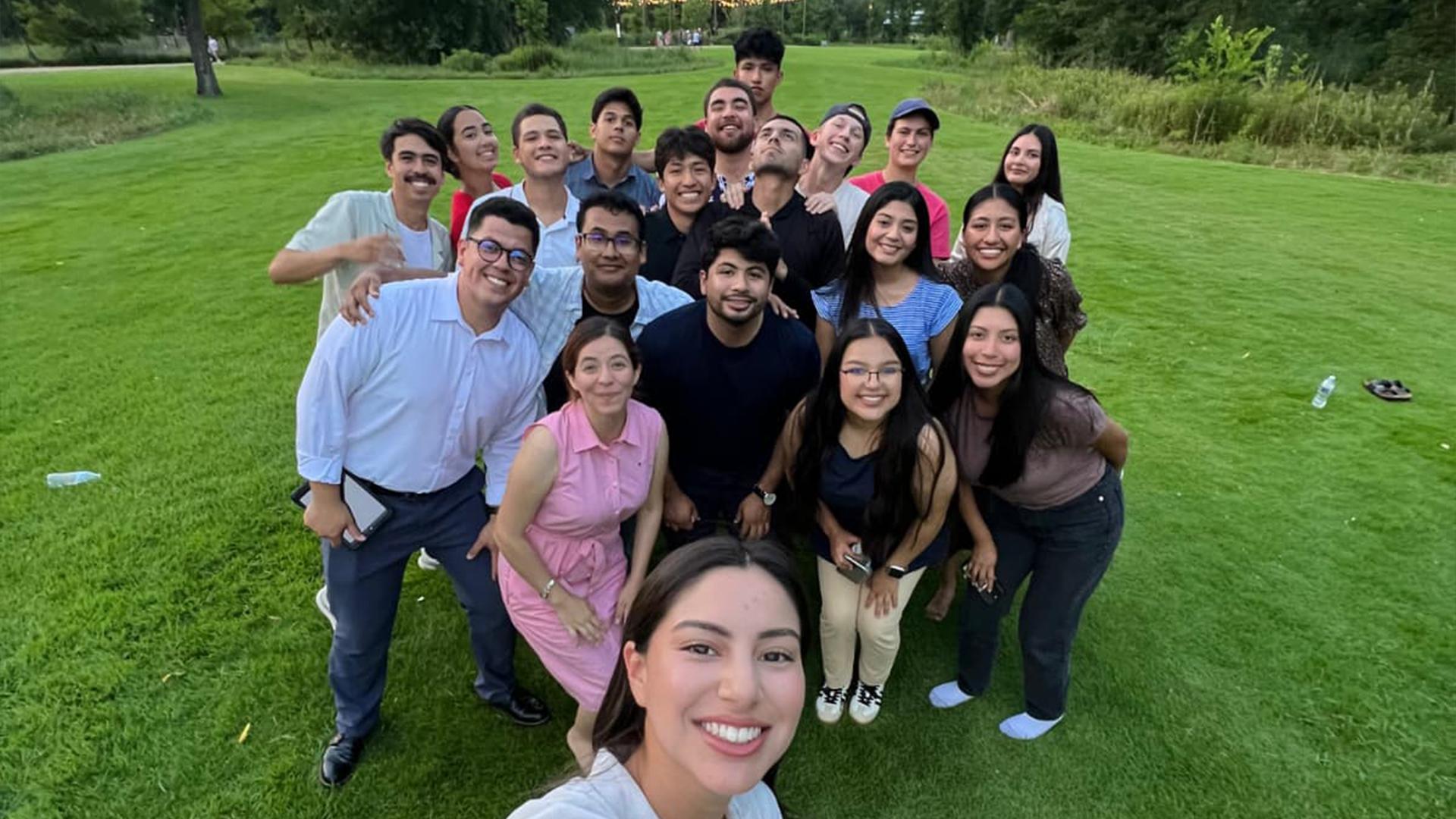 Gabriel junto al grupo de colportaje del verano 2025, en Houston. Fotografía cortesía de Gabriel Rivera.