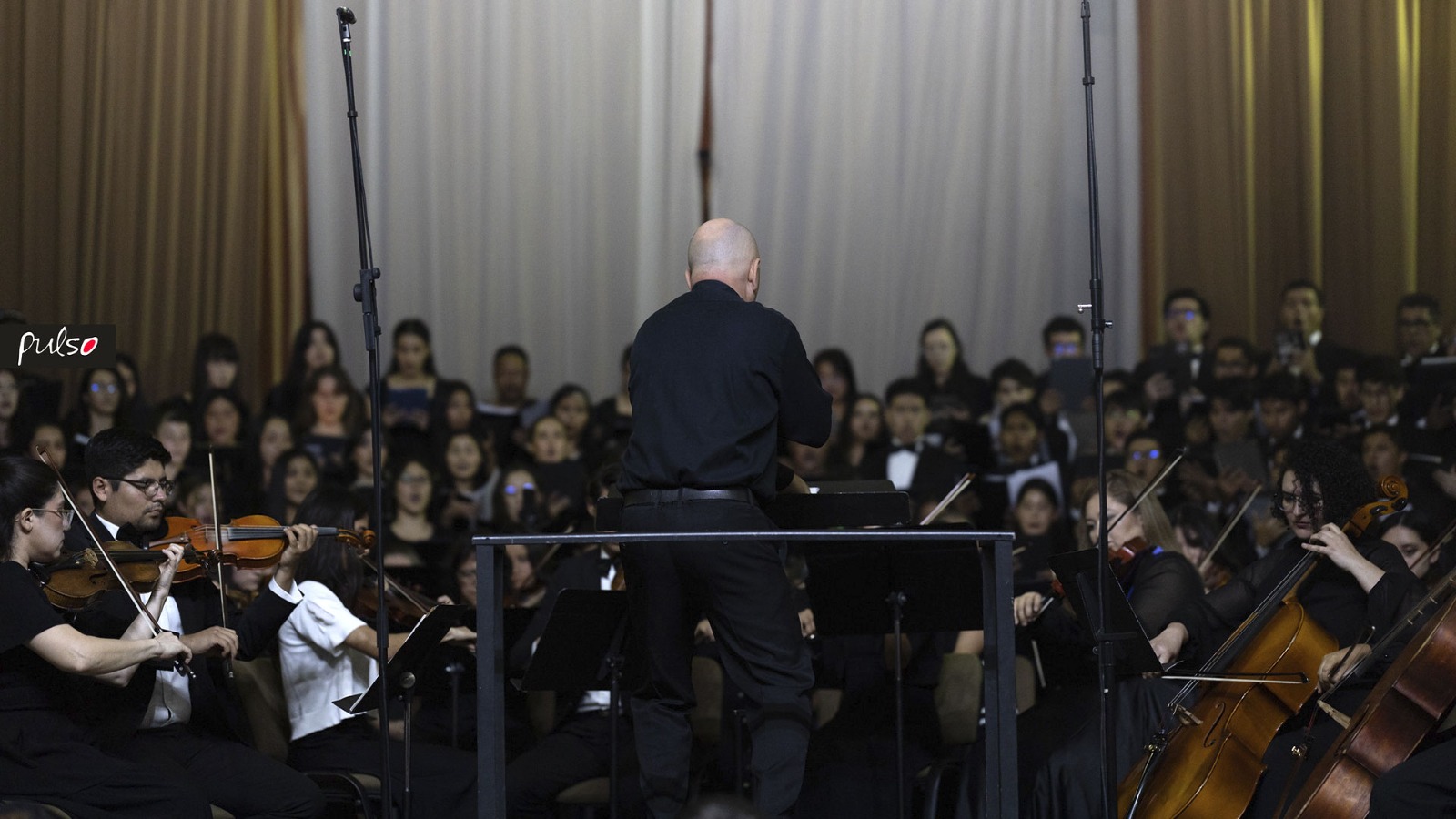 El Mtro.&nbsp;Pavel Semanivsky dirigió la interpretación de la obra&nbsp;Réquiem en re menor en el Auditorio Universitario. Fotografía por Universidad de Montemorelos.