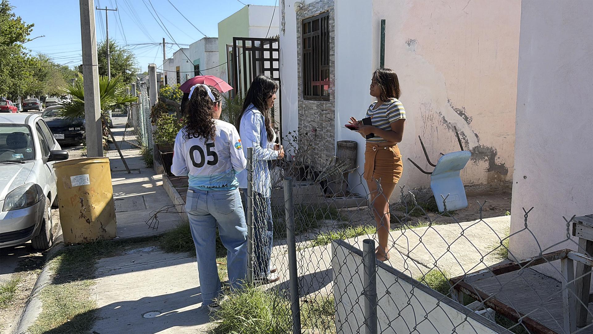 Algunos jóvenes miembros de los ministerios y clubes salieron a repartir el libro Palabras de Esperanza e invitar para la brigada que se realizaba en la colonia. Fotografía por: Universidad de Montemorelos / Lisandra Vicente.