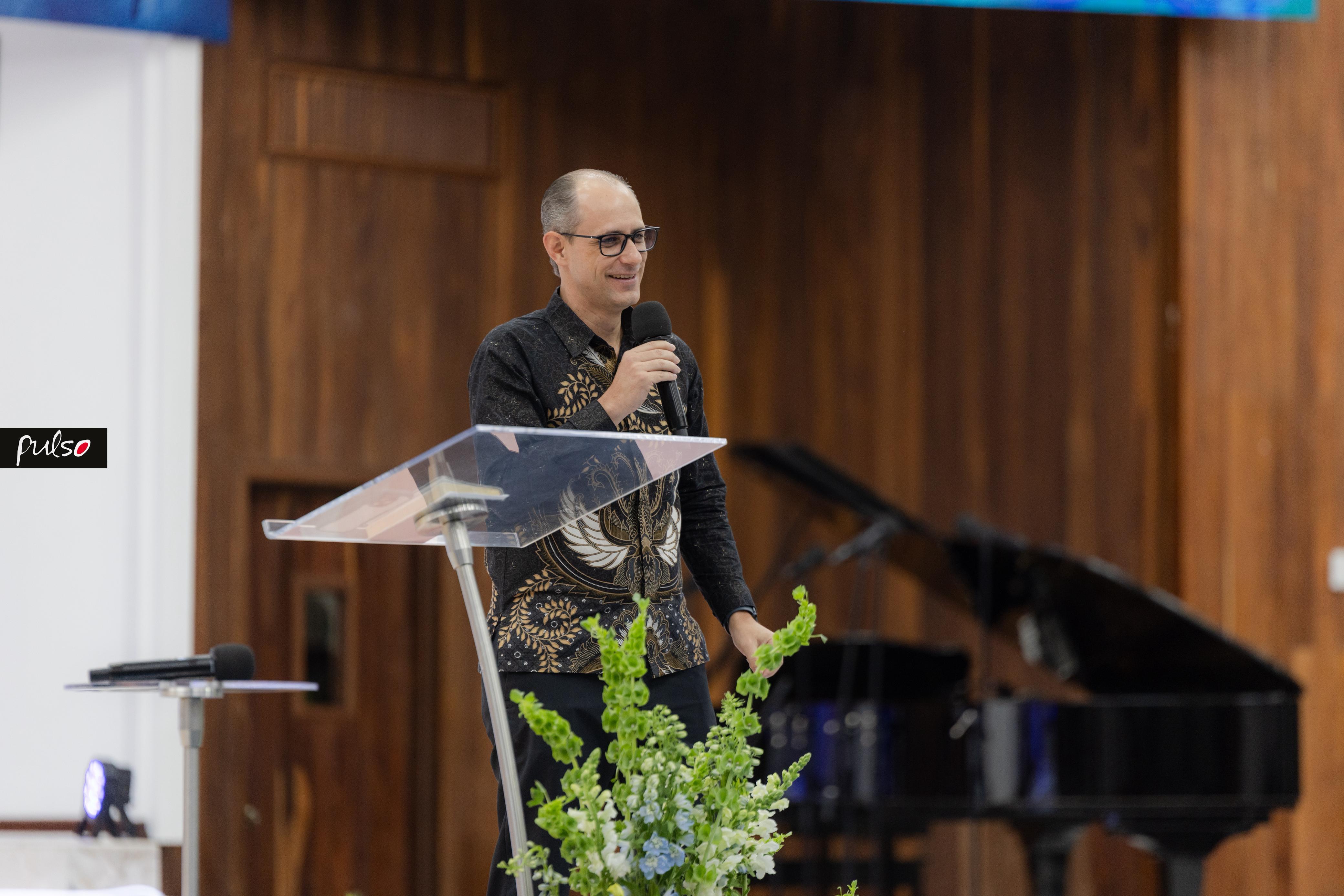 Ptr. Joni De Oliveira, secretario ejecutivo asociado de Misión Adventista para la División Sudasiática, en su presentación el viernes por la noche. Fotografía por: Universidad de Montemorelos /&nbsp;Christopher Castellanos.