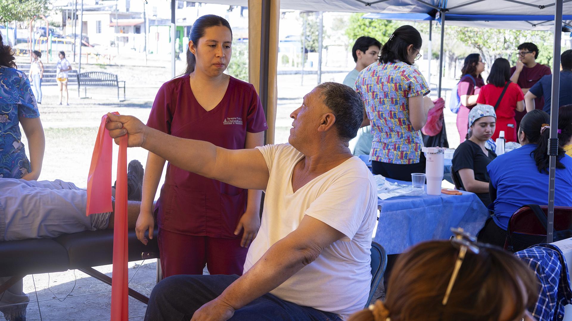 Alumnas de&nbsp;Terapia Física y Reabilitación, atendiendo a pacientes.&nbsp;Fotografía por: Universidad de Montemorelos / Lisandra Vicente.