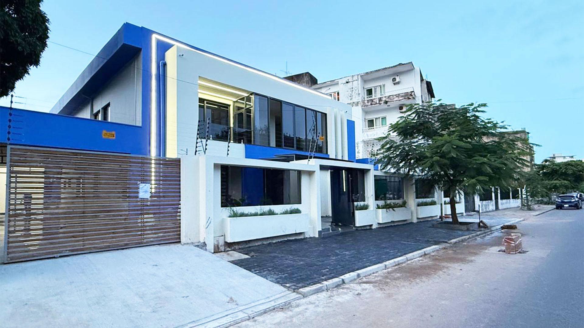 El edificio de la clínica en Maputo, en proceso de reparación para su inauguración. Fotografía cortesía de Maydi Díaz.