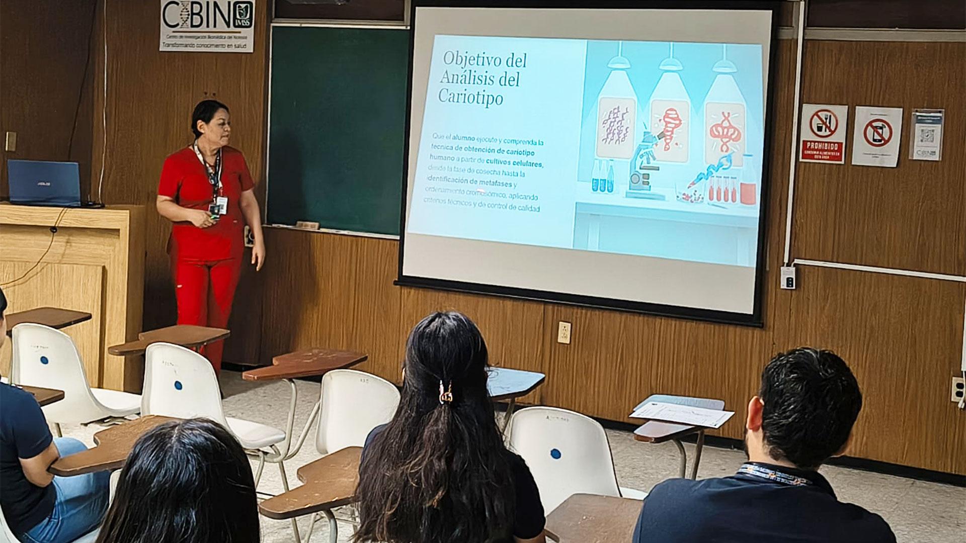 Dra. Catalina García Vielma, investigadora del laboratorio de citogenética molecular, quien organizó y dirigió las actividades prácticas en el Centro de Investigación Biomédica del Noreste, en Monterrey. Fotografía cortesía de Nancy Albores.&nbsp;