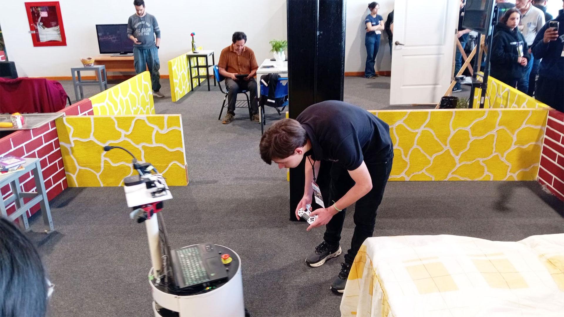 El equipo de Ingeniería presenta “Havva@home”, un robot de servicio doméstico con inteligencia artificial, capaz de interactuar y ejecutar tareas en entornos reales. Fotografía cortesía de&nbsp;de la Facultad de Ingeniería y Tecnología.