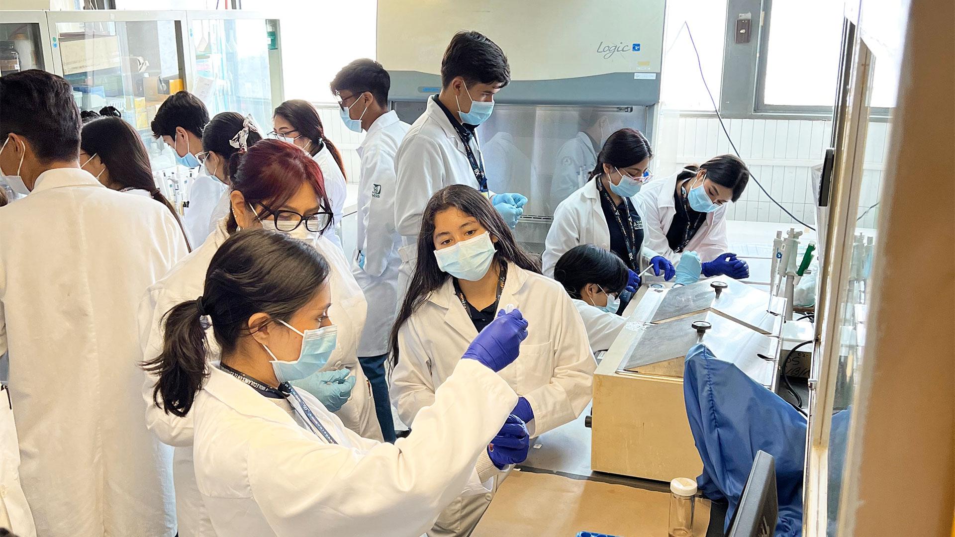 Actividades realizadas en laboratorios del IMSS en Monterrey permitieron a los estudiantes enfrentarse a entornos reales de investigación y práctica clínica.&nbsp;Fotografía cortesía de Nancy Albores.