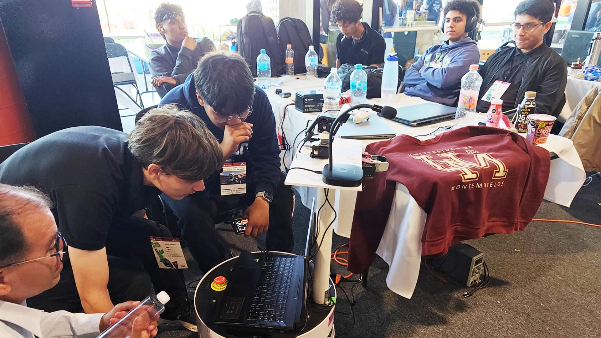 Durante la competencia, el equipo demostró habilidades técnicas y valores institucionales al participar bajo principios que forman parte de su identidad. Fotografía cortesía de de la Facultad de Ingeniería y Tecnología.