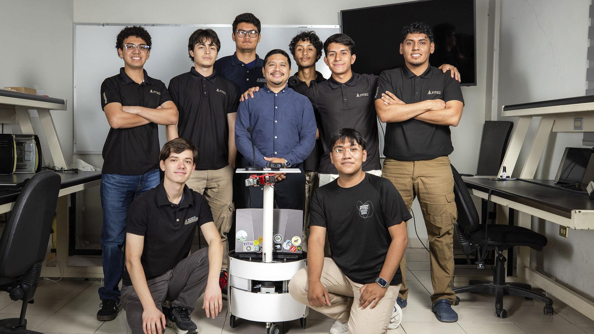 UM gana primer lugar nacional en robótica con robot de servicio doméstico