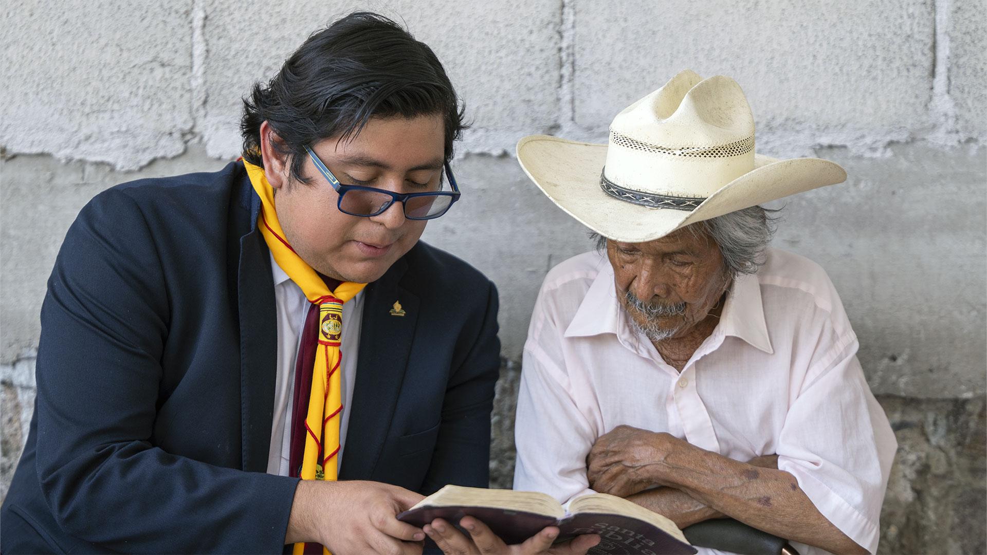 Gabriel Puc, estudiante de la carrera de Medicina, compartió una reflexión con al Don Andresito en la comunidad de Bella Vista del Río, ubicada en Cadereyta de Montes, Querétaro. Fotografía por: Ministerio Juvenil / Eliseo Naranjo.