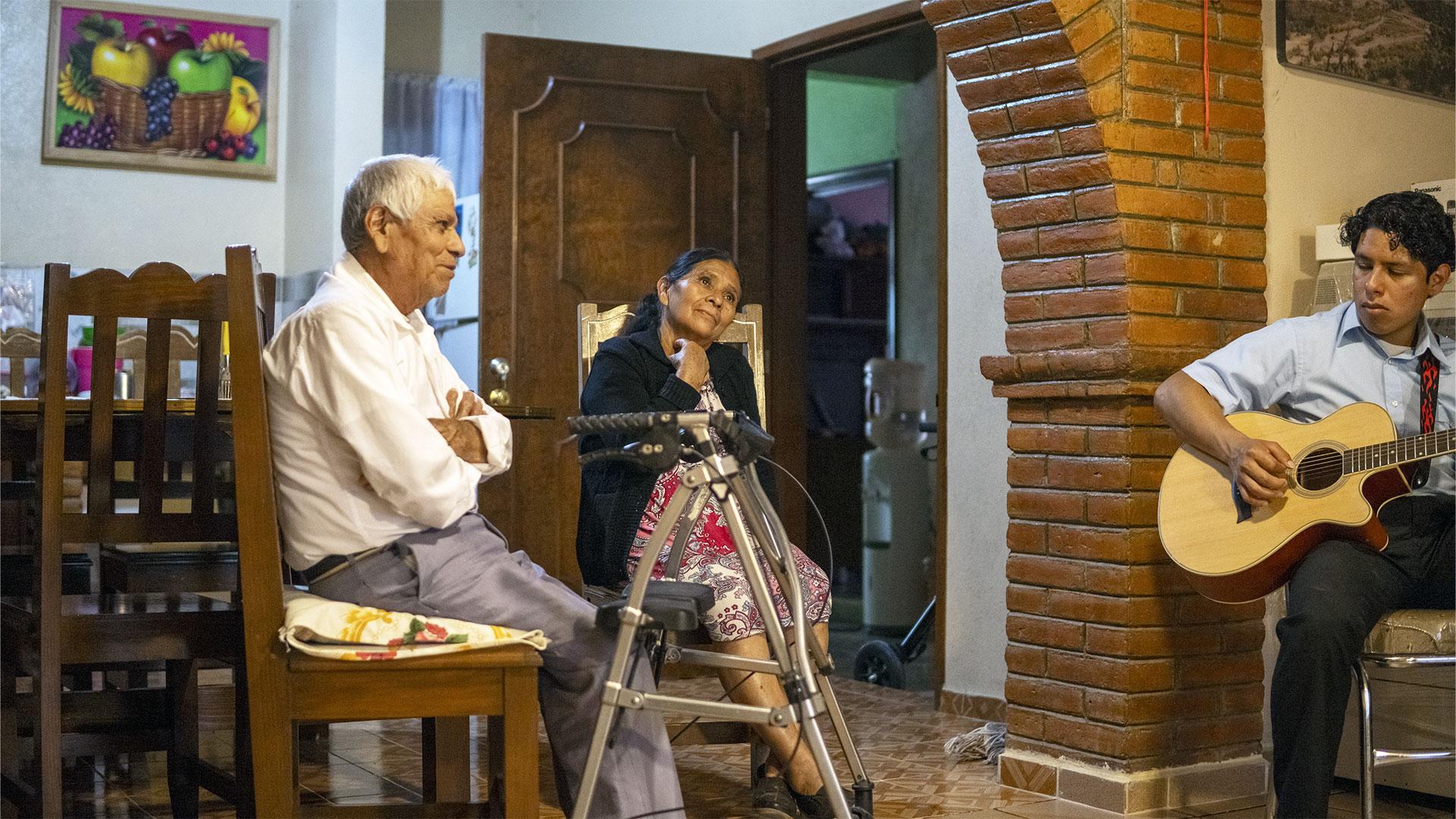 Un grupo de estudiantes realizando visita a casas de familia compartiendo apoyo material y acompañamiento emocional. En la fotografía, visita a la casa del Sr. Ezequiel y la Sra. Aquilina, de la comunidad de Bella Vista del Río, en Cadereyta de Montes, Querétaro. Fotografía por: Ministerio Juvenil / Eliseo Naranjo.