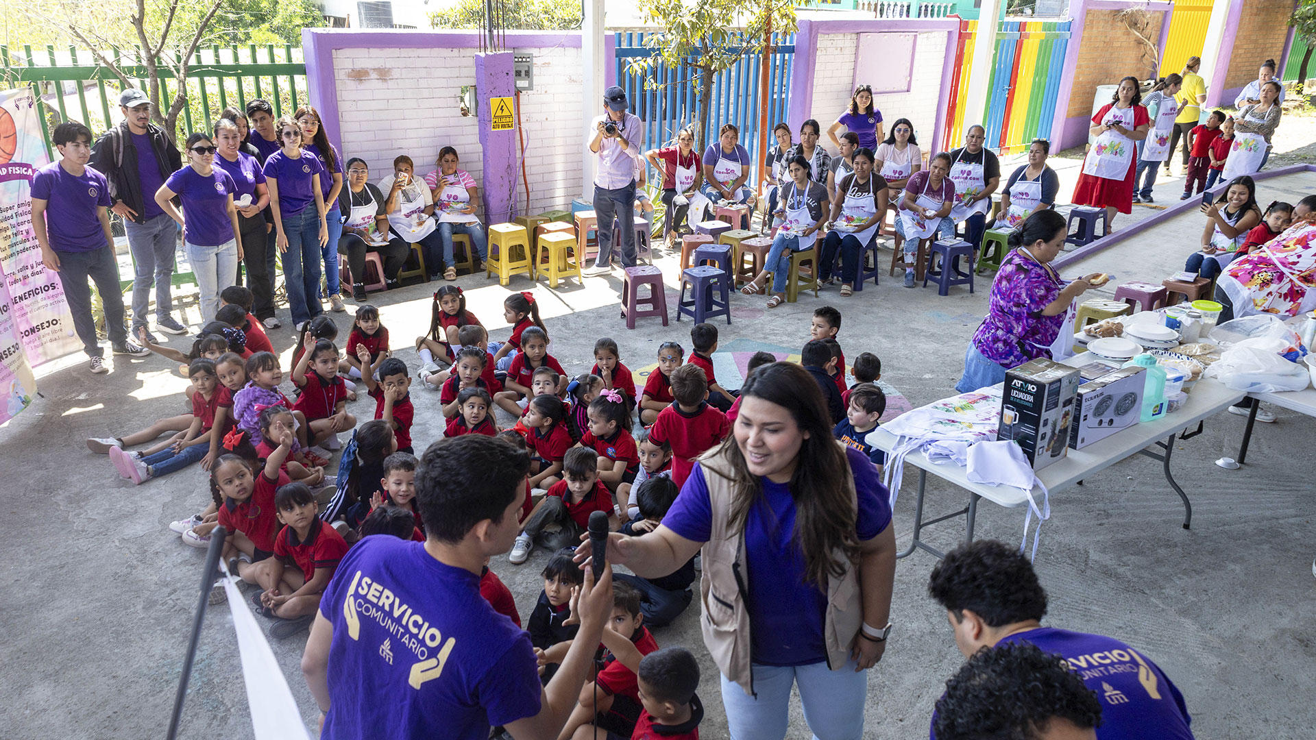 Padres de familia se integran al programa mediante talleres de cocina saludable, fortaleciendo el vínculo entre hogar y escuela. Fotografía por: Universidad de Montemorelos / Lisandra Vicente.