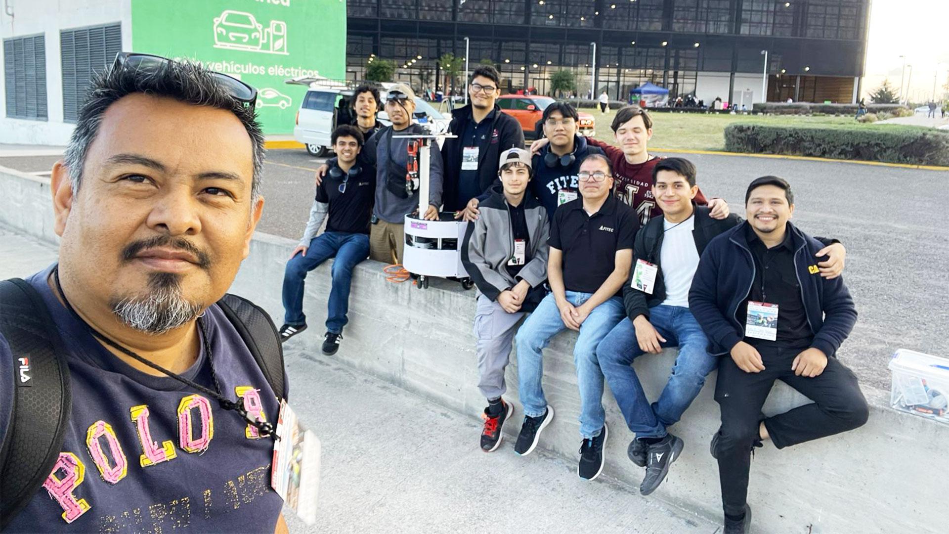Estudiantes y docentes de la Universidad de Montemorelos celebran el primer lugar nacional obtenido en la categoría Robocup @Home Beginner durante el TMR 2026 en Puebla. Fotografía cortesía de de la Facultad de Ingeniería y Tecnología.