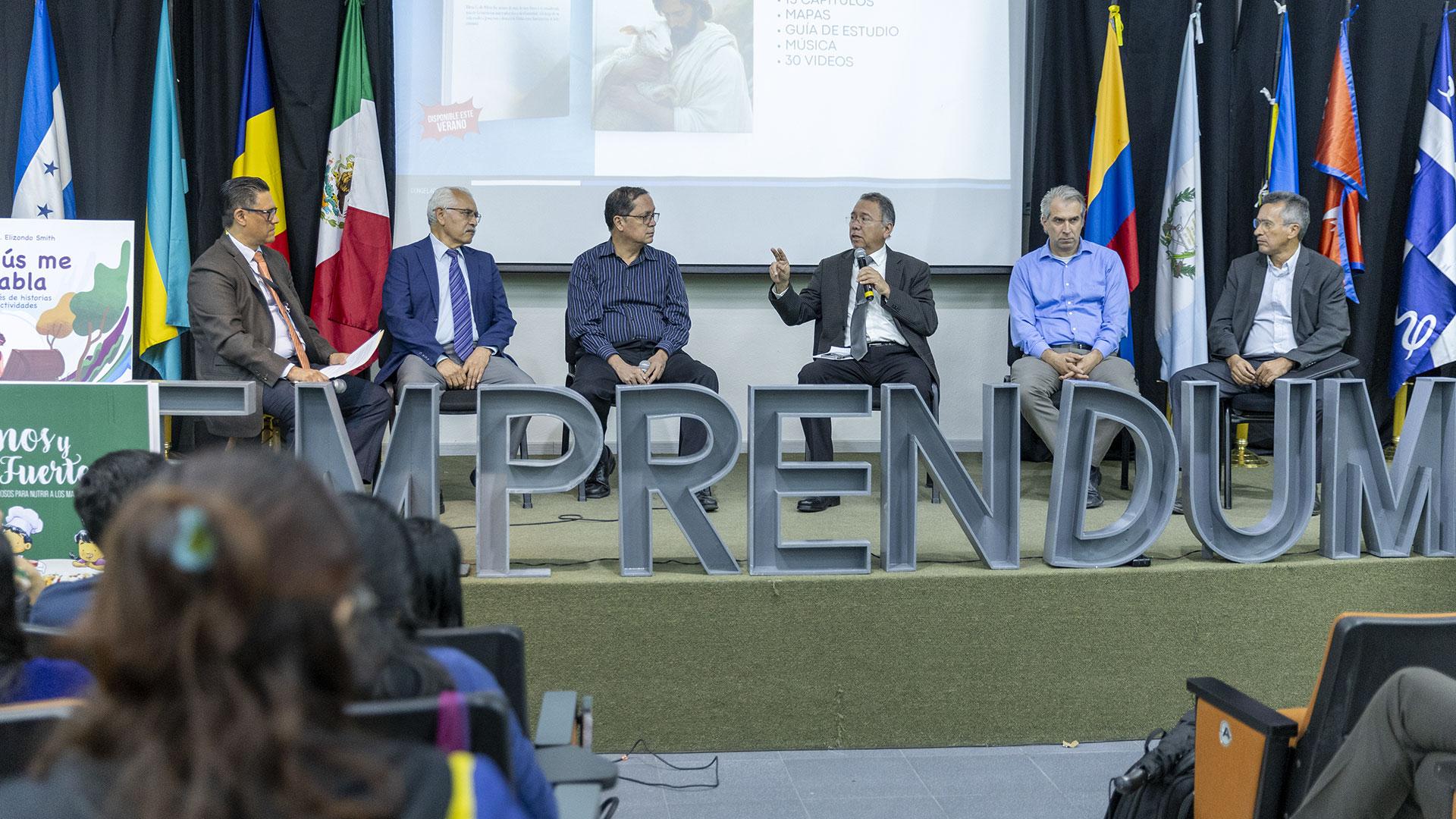 El equipo de la Facultad de Teología que colaboró en la realización del libro "Palabra de Vida".&nbsp; Fotografía cortesía de Emprendum / Eliseo Naranjo.