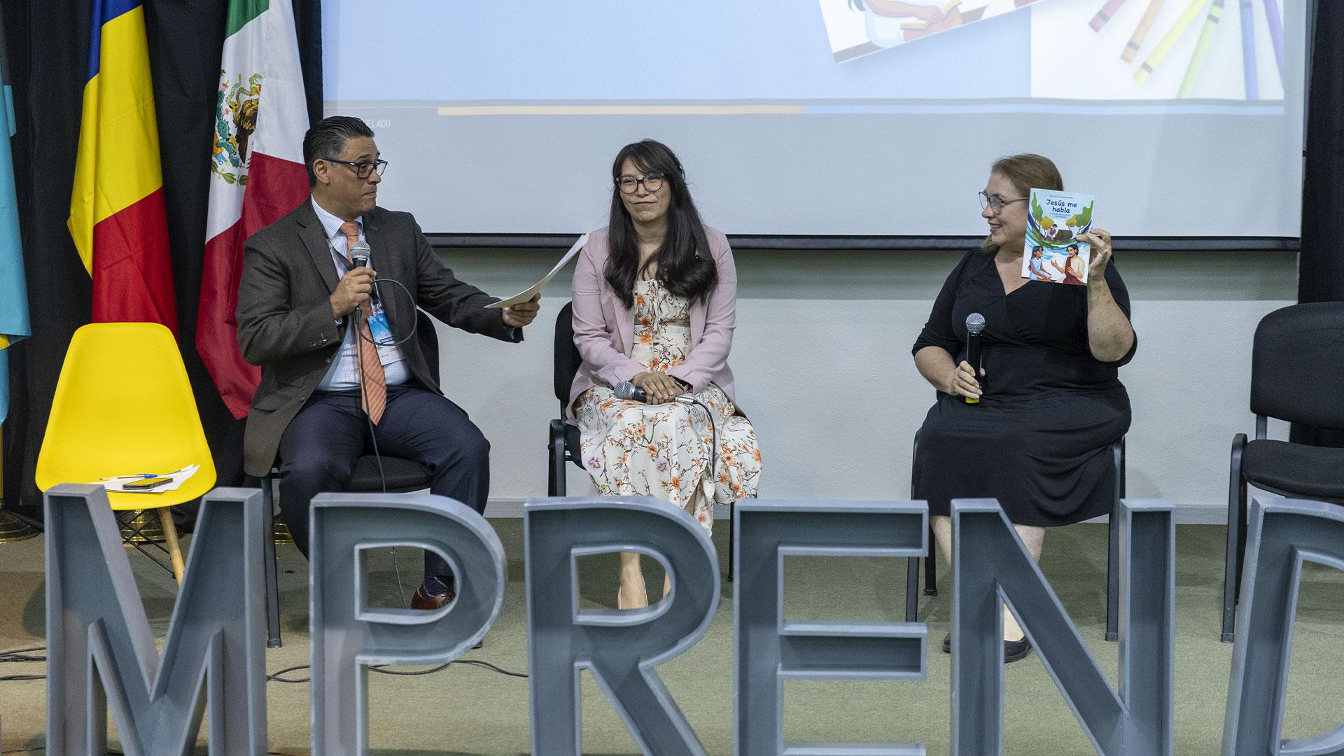 De izquierda a derecha,&nbsp;Mtro. Enrique García, director de Comercialización y Ventas de la UM;&nbsp;Lic. Rosaura Álvarez, docente de la Escuela de Música de la UM y la&nbsp;Mtra. Marcia Elizondo, docente de la Escuela Normal. Fotografía cortesía de Emprendum / Eliseo Naranjo.
