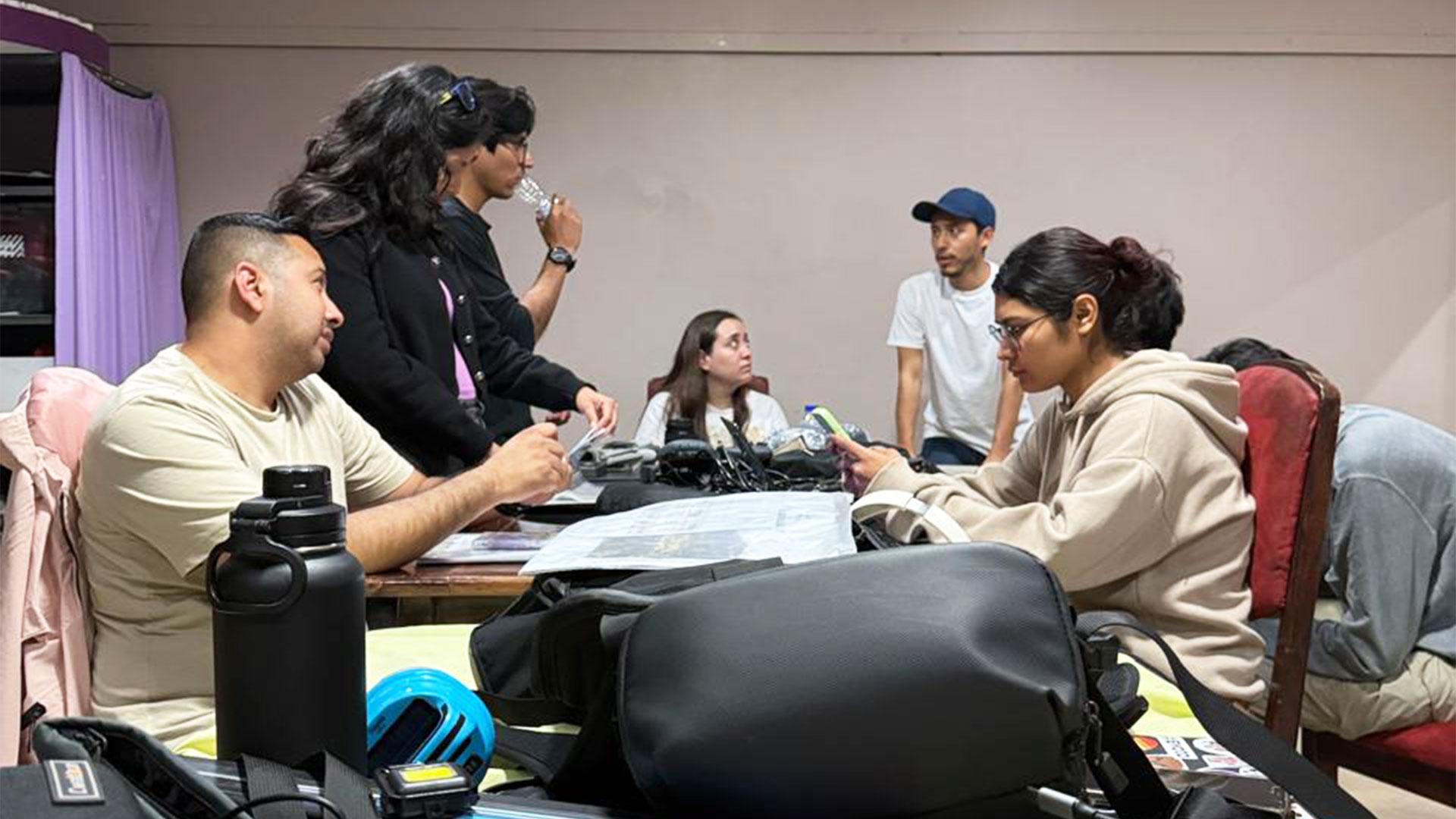 Los estudiantes y el docente de la UM reunidos con el encargado del proyecto en Alas de Vida. Fotografía cortesía de Rocío Vásquez.