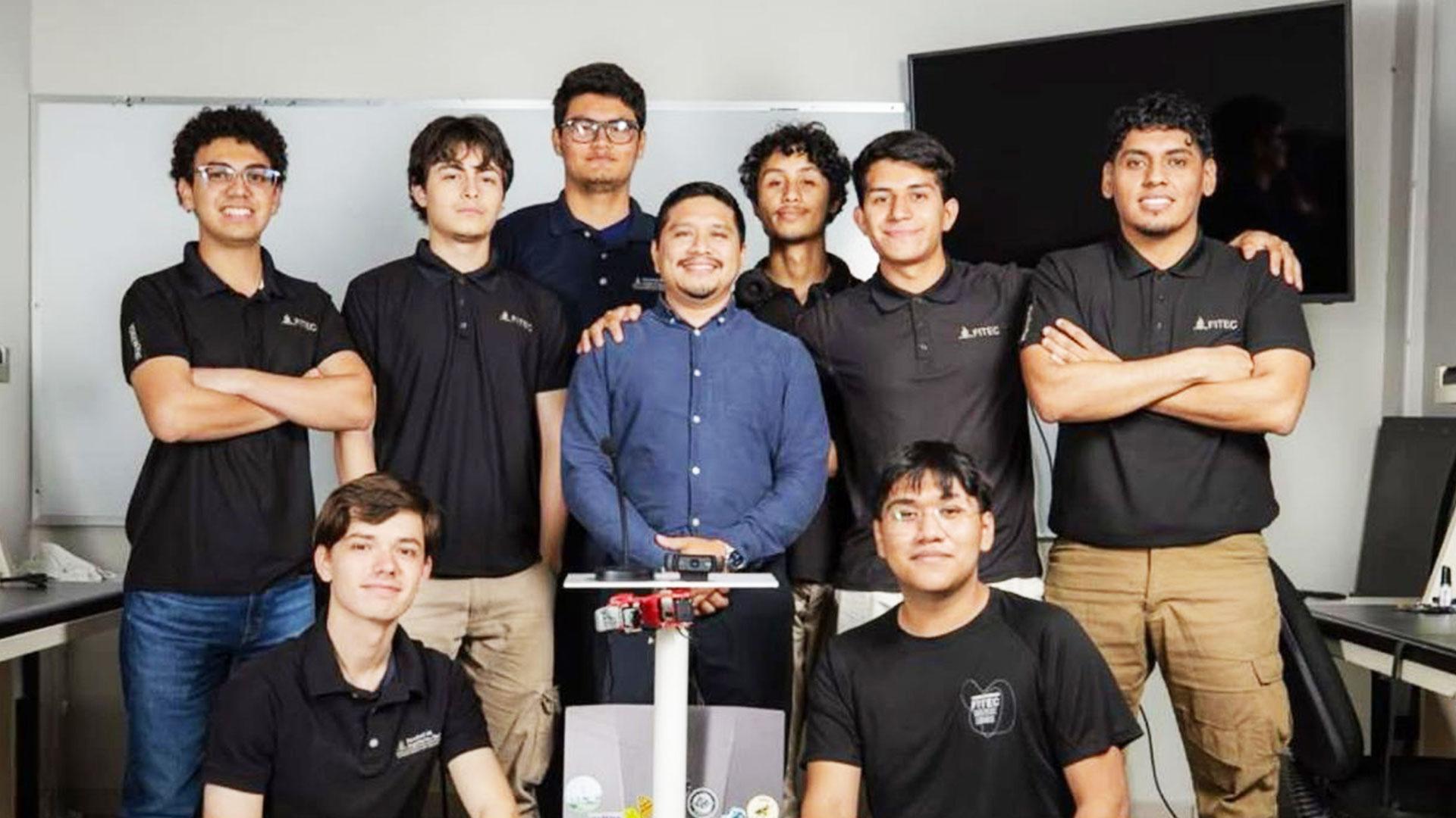 UM gana primer lugar nacional en robótica con robot de servicio doméstico