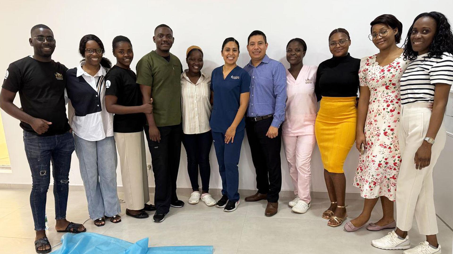 Maydi y Miguel O. (en el centro) junto a miembros del equipo del Centro de Salud, quienes fueron capacitados en reanimación cardiopulmonar y toma de medida con alginato.&nbsp;Fotografía cortesía de Maydi Díaz.