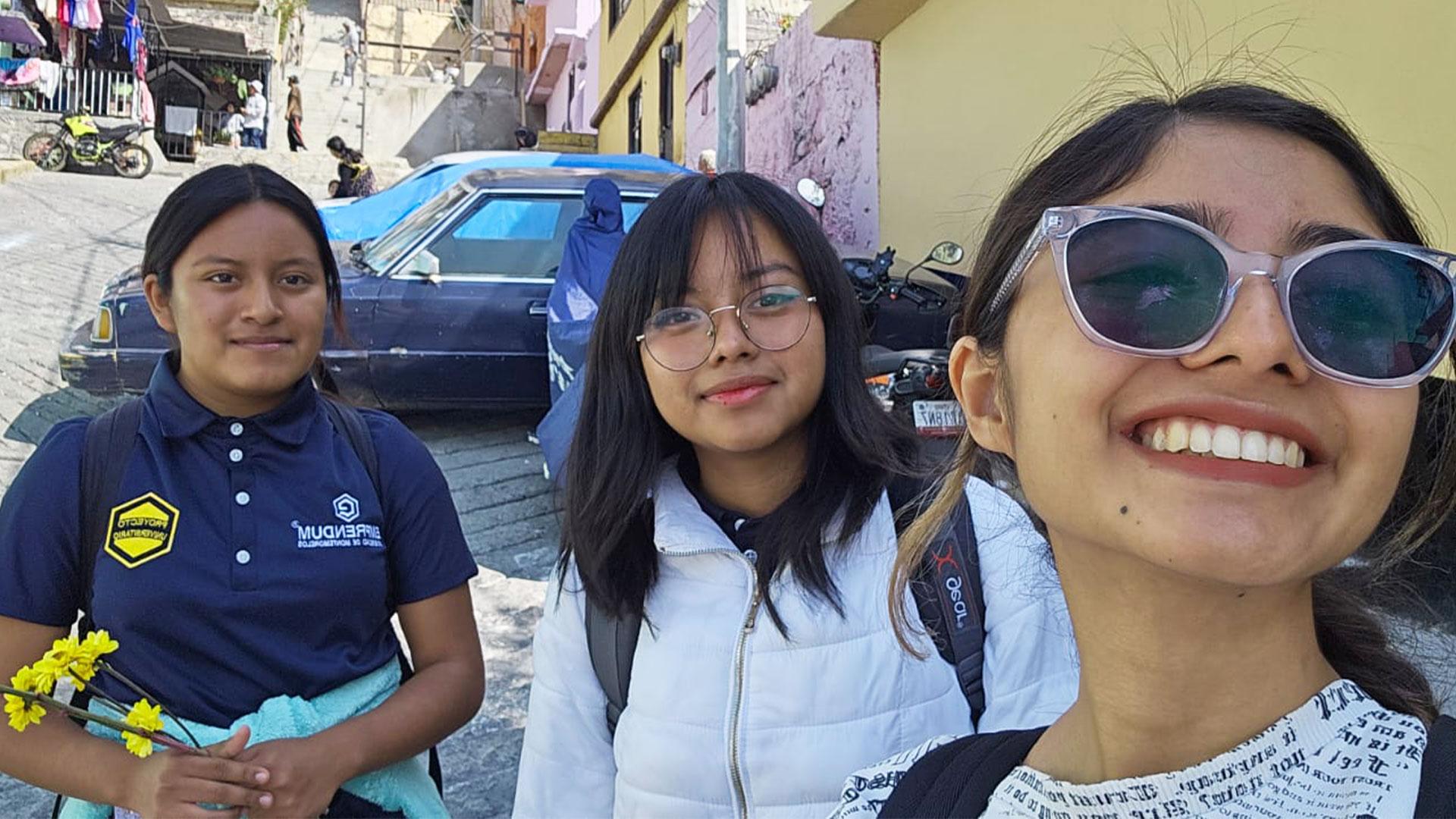 Emily con otras alumnas de la UM en la Ciudad de México colportando en la Ciudad de México. Fotografía cortesía de Emily León.