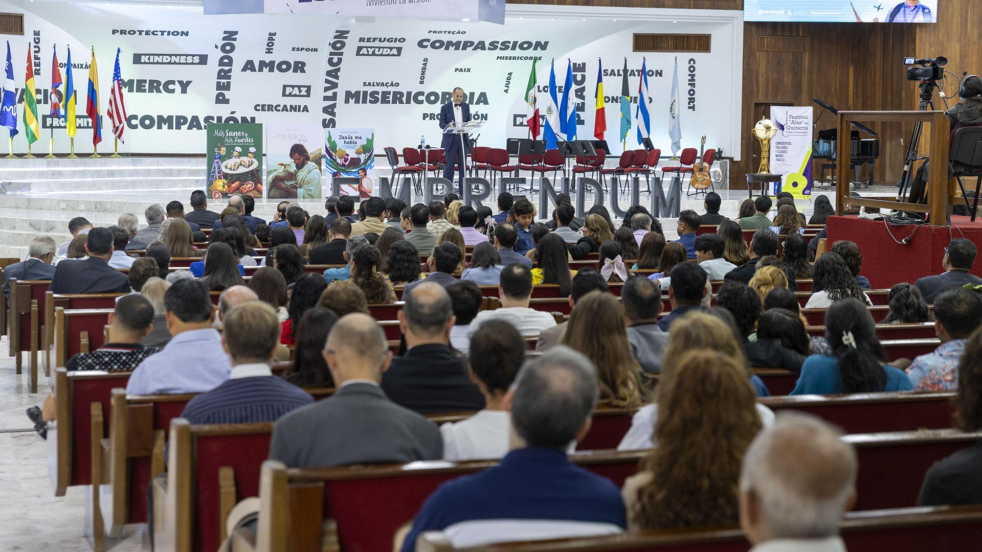 Parte del programa de las jornadas se llevó a cabo en la Iglesia Universitaria. El Dr. Ismael Castillo, fue uno de los predicadores del sábado de mañana. Fotografía cortesía de Emprendum / Eliseo Naranjo.
