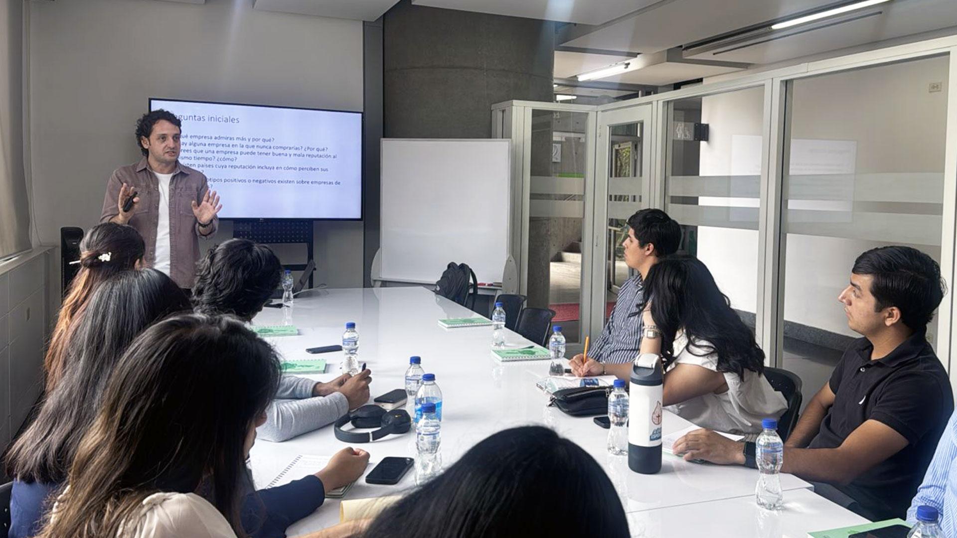UM impulsa visión global de estudiantes de Negocios con movilidad académica en Colombia