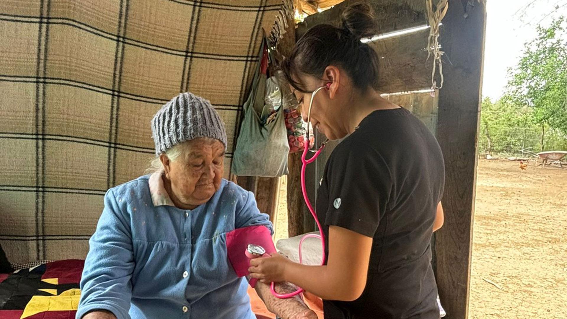 Docente de Enfermería realiza actividades de promoción de la salud en comunidades junto a sus estudiantes. Fotografía cortesía de Danitza Casildo.