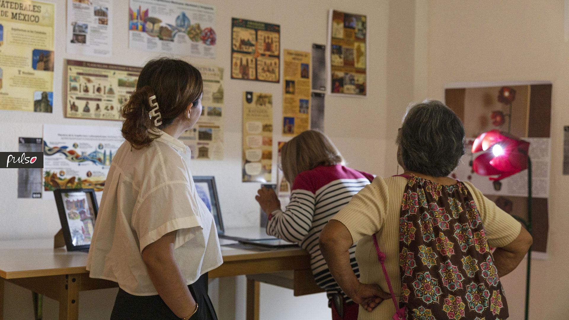 Durante el recorrido de la expo, los alumnos y sus familiares pudieron apreciar los diseños realizados por estudiantes de las distintas carreras. Fotografía por: Universidad de Montemorelos /&nbsp;Lizeth Hernández.